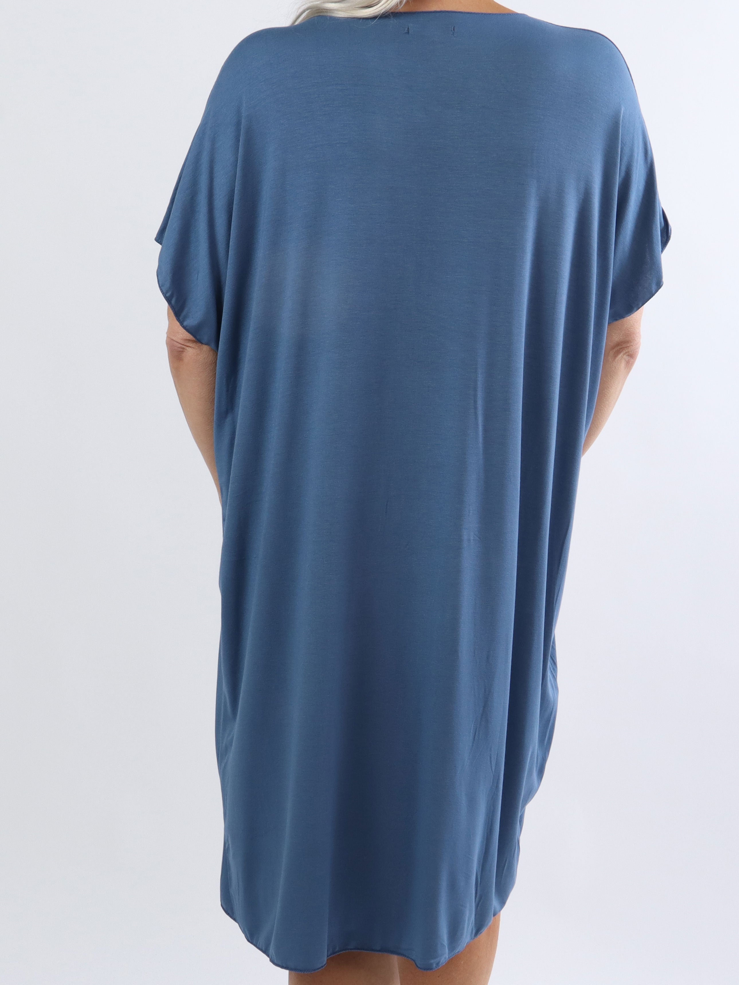 Vogue - Plus size t-shirt klänning i viskos med guldtryck