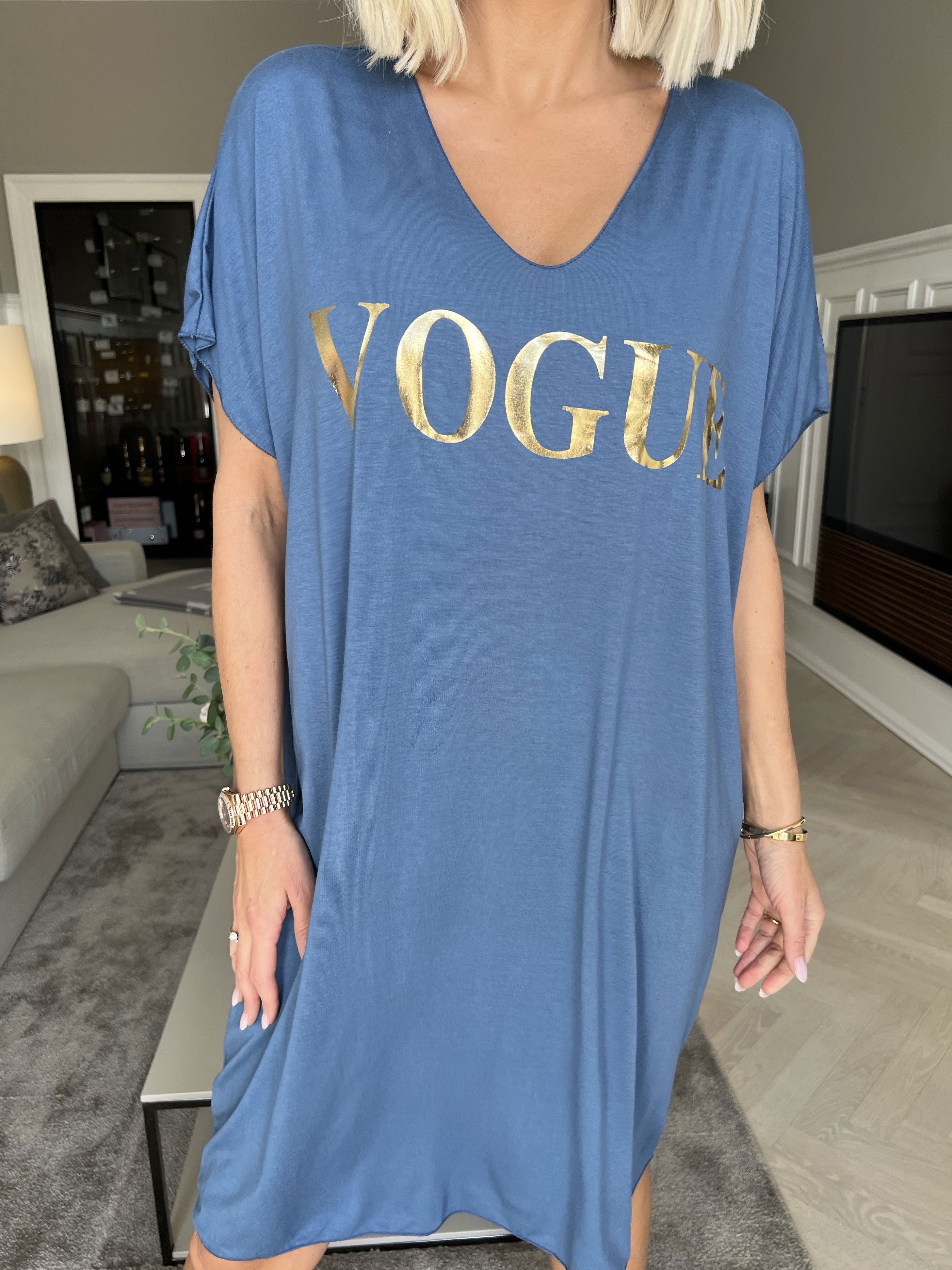 Vogue - Oversized t-shirt klänning i viskos med guldtryck