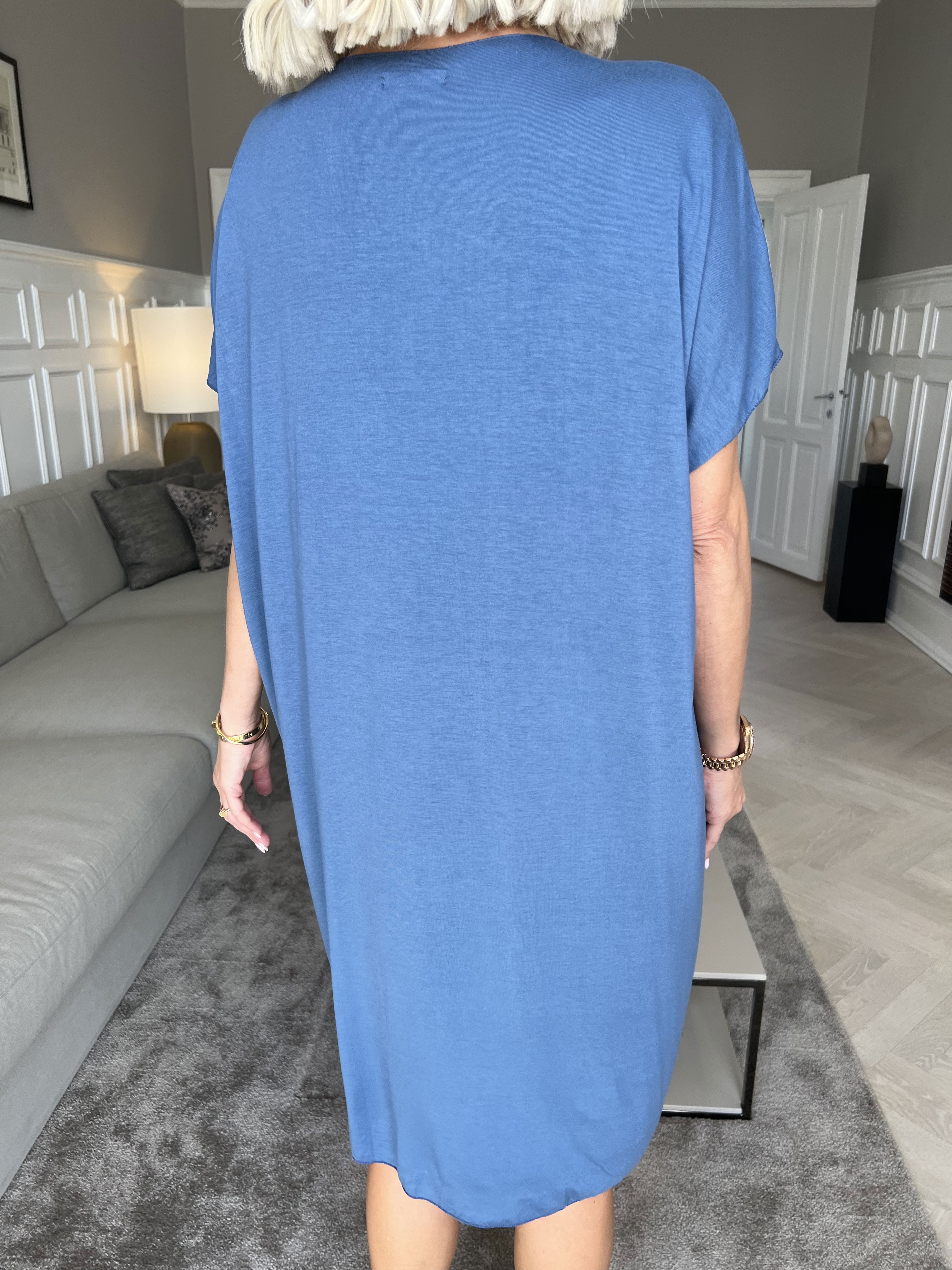 Vogue - Oversized t-shirt klänning i viskos med guldtryck