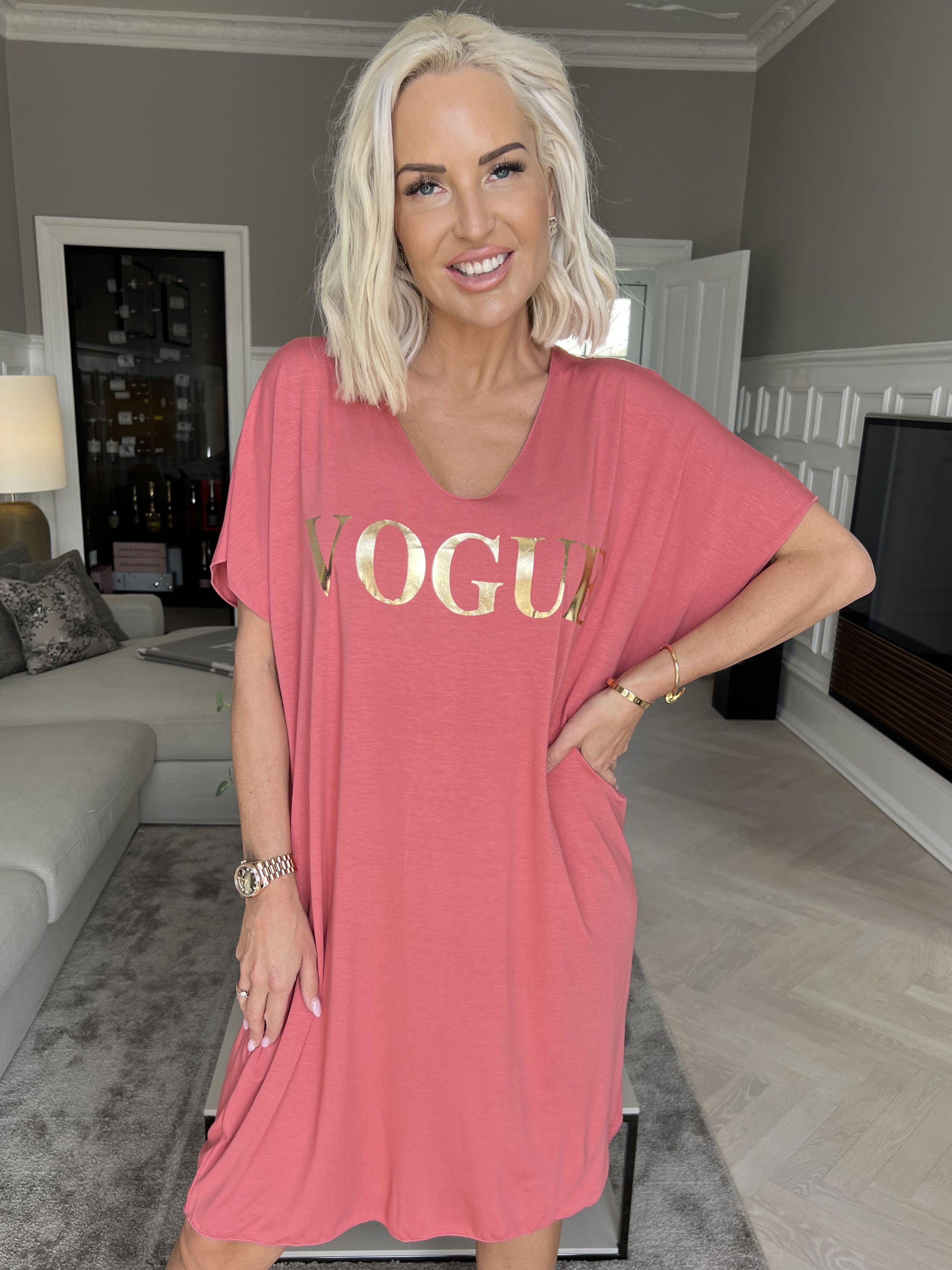 Vogue - Oversized t-shirt klänning i viskos med guldtryck