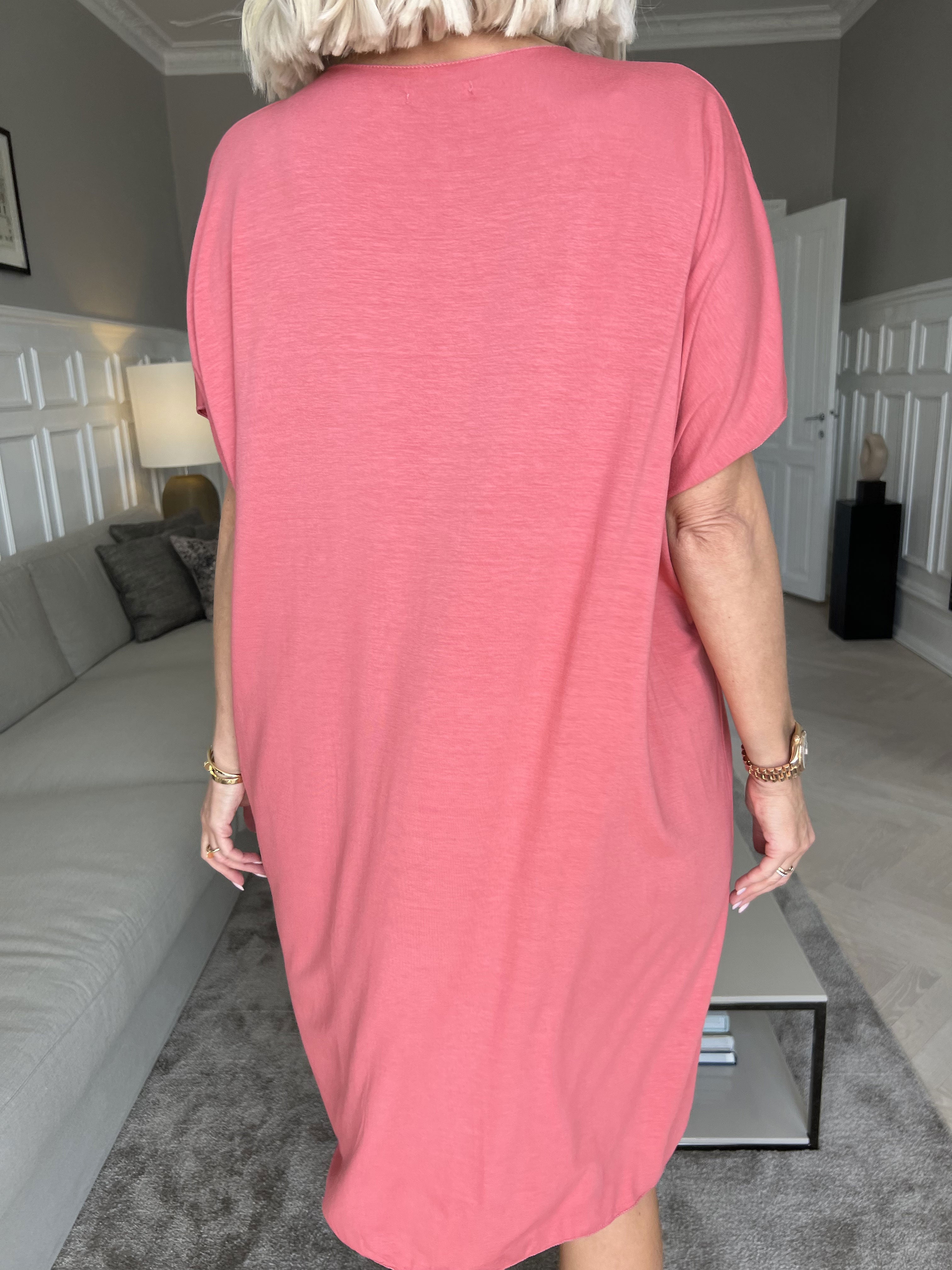 Vogue - Oversized t-shirt klänning i viskos med guldtryck