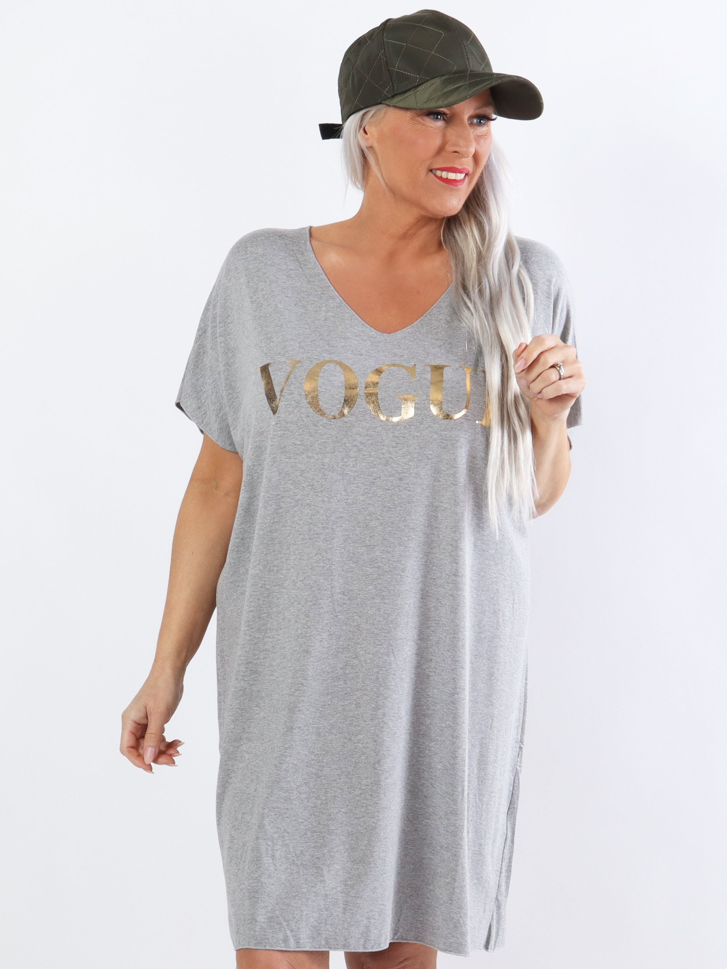 Vogue - Plus size t-shirt klänning i viskos med guldskrift - Green