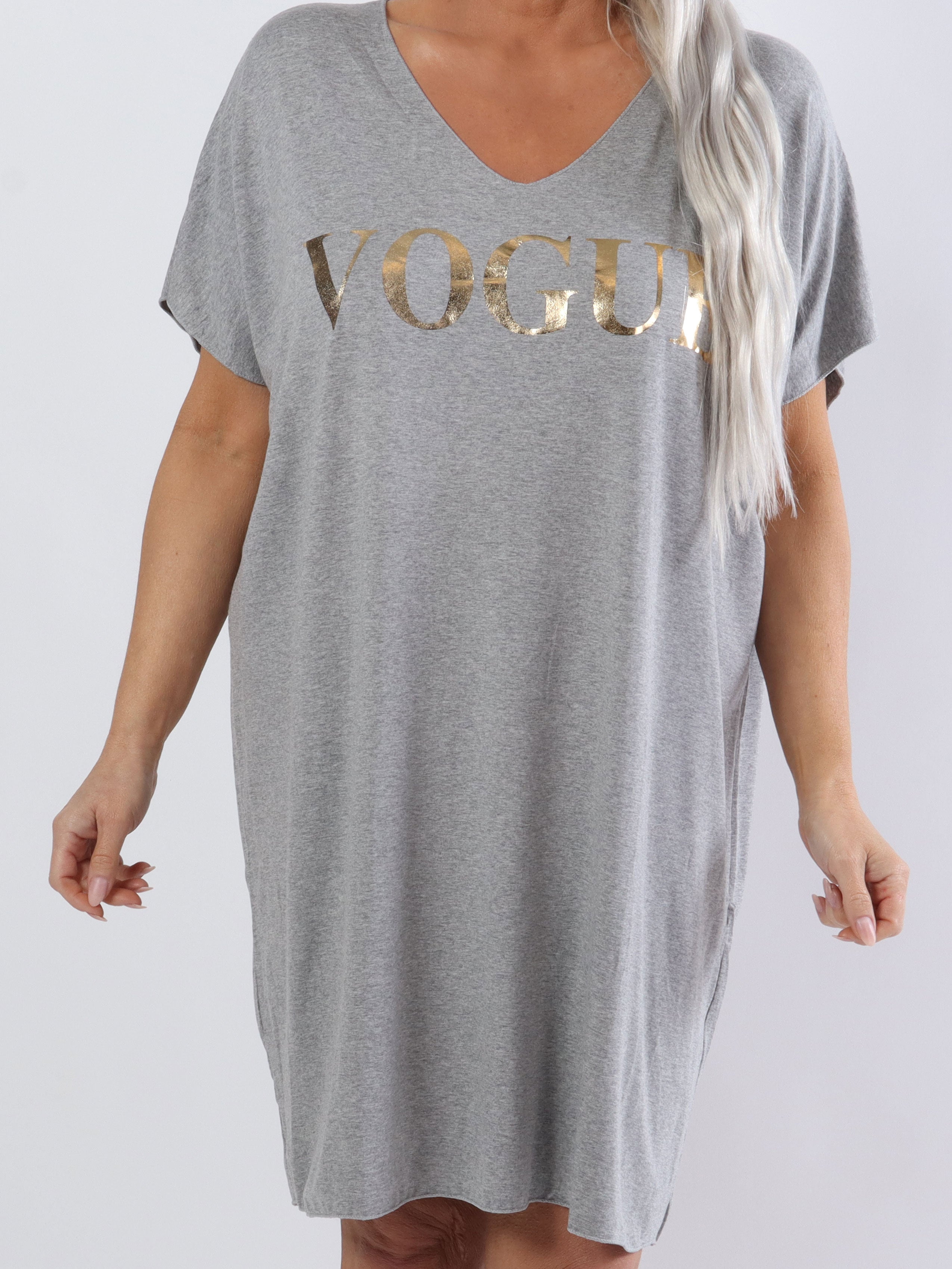 Vogue - Plus size t-shirt klänning i viskos med guldskrift - Lime green