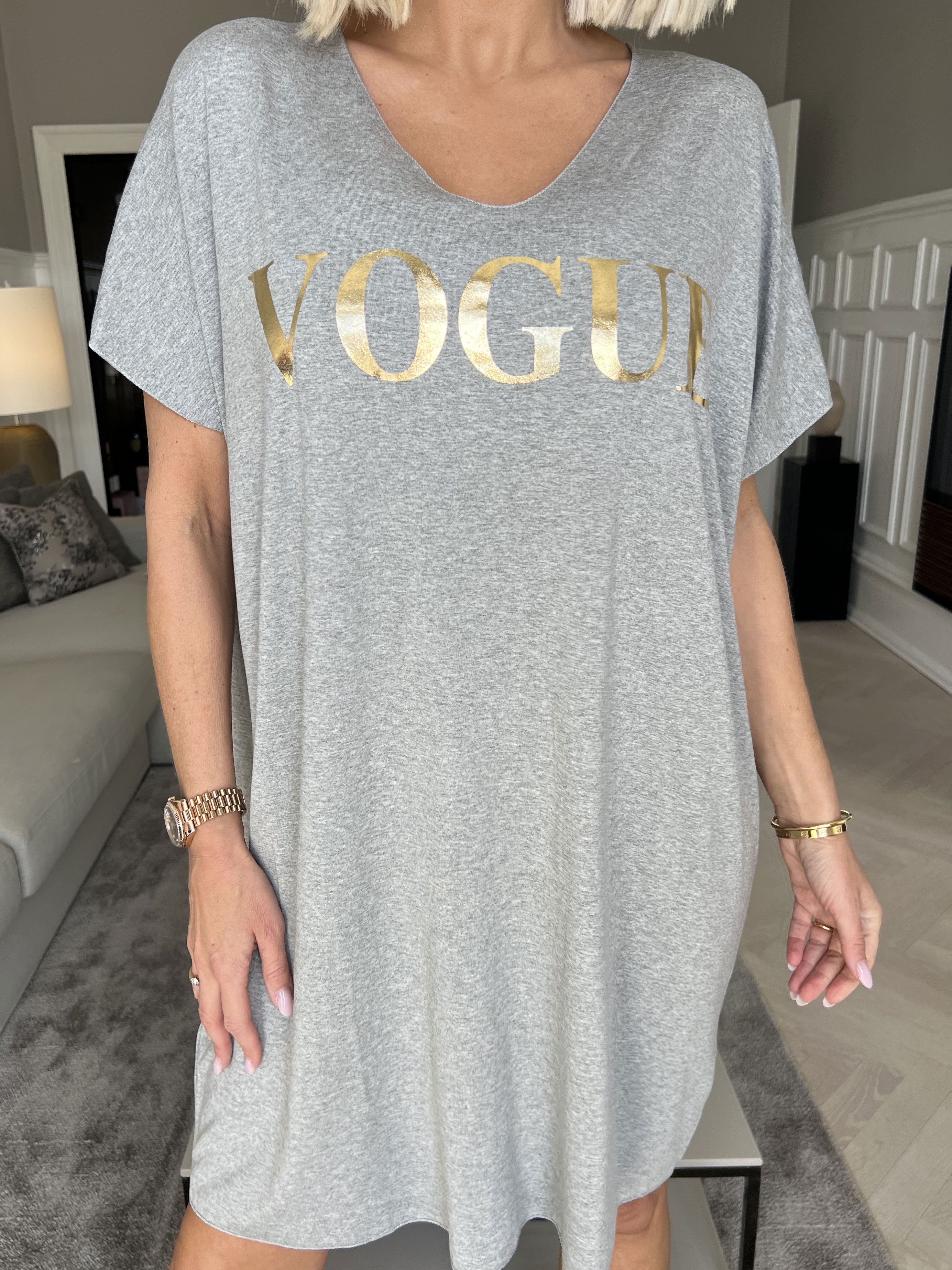 Vogue - Oversized t-shirt klänning i viskos med guldtryck