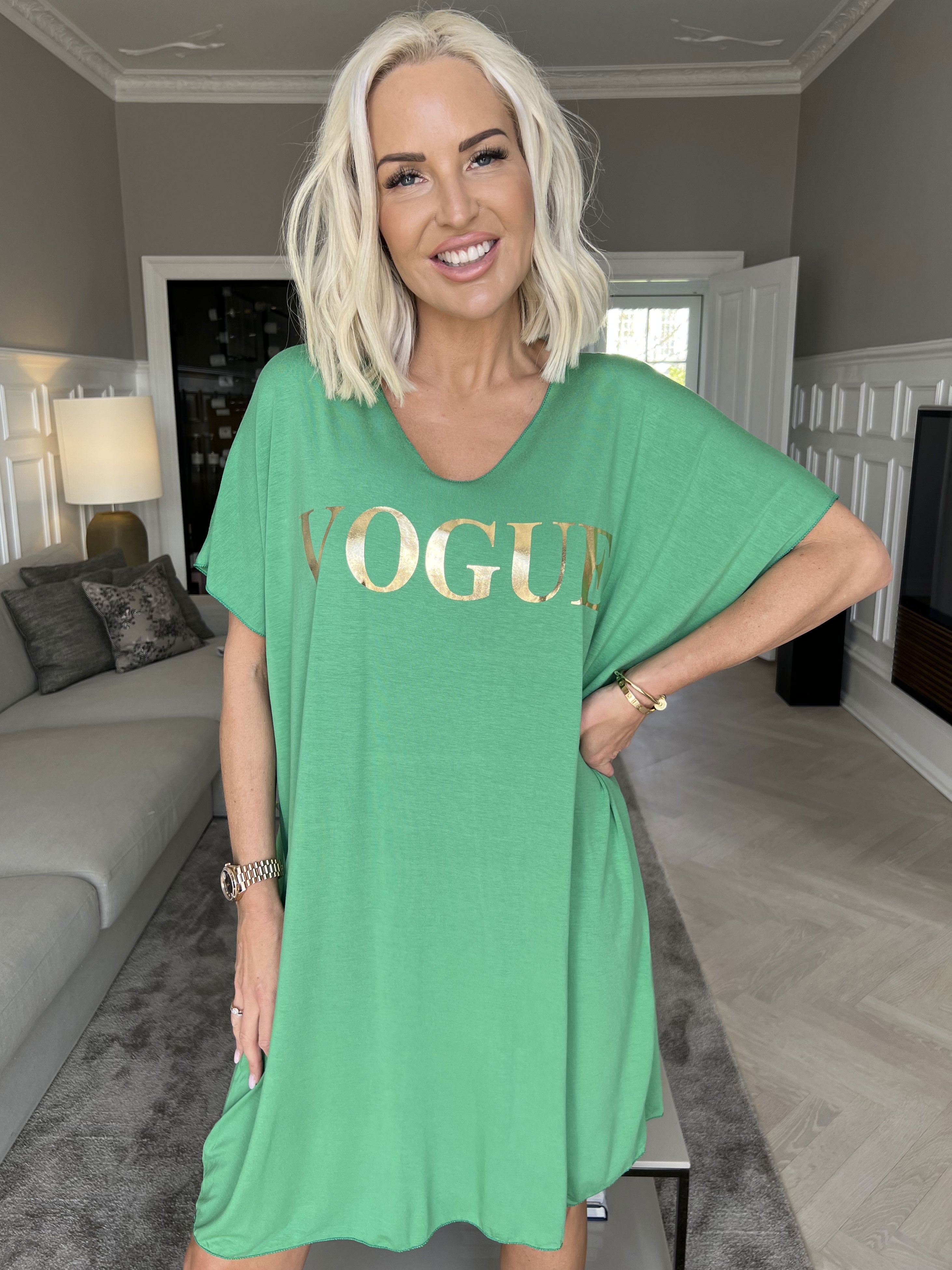 Vogue - Oversized t-shirt klänning i viskos med guldtryck
