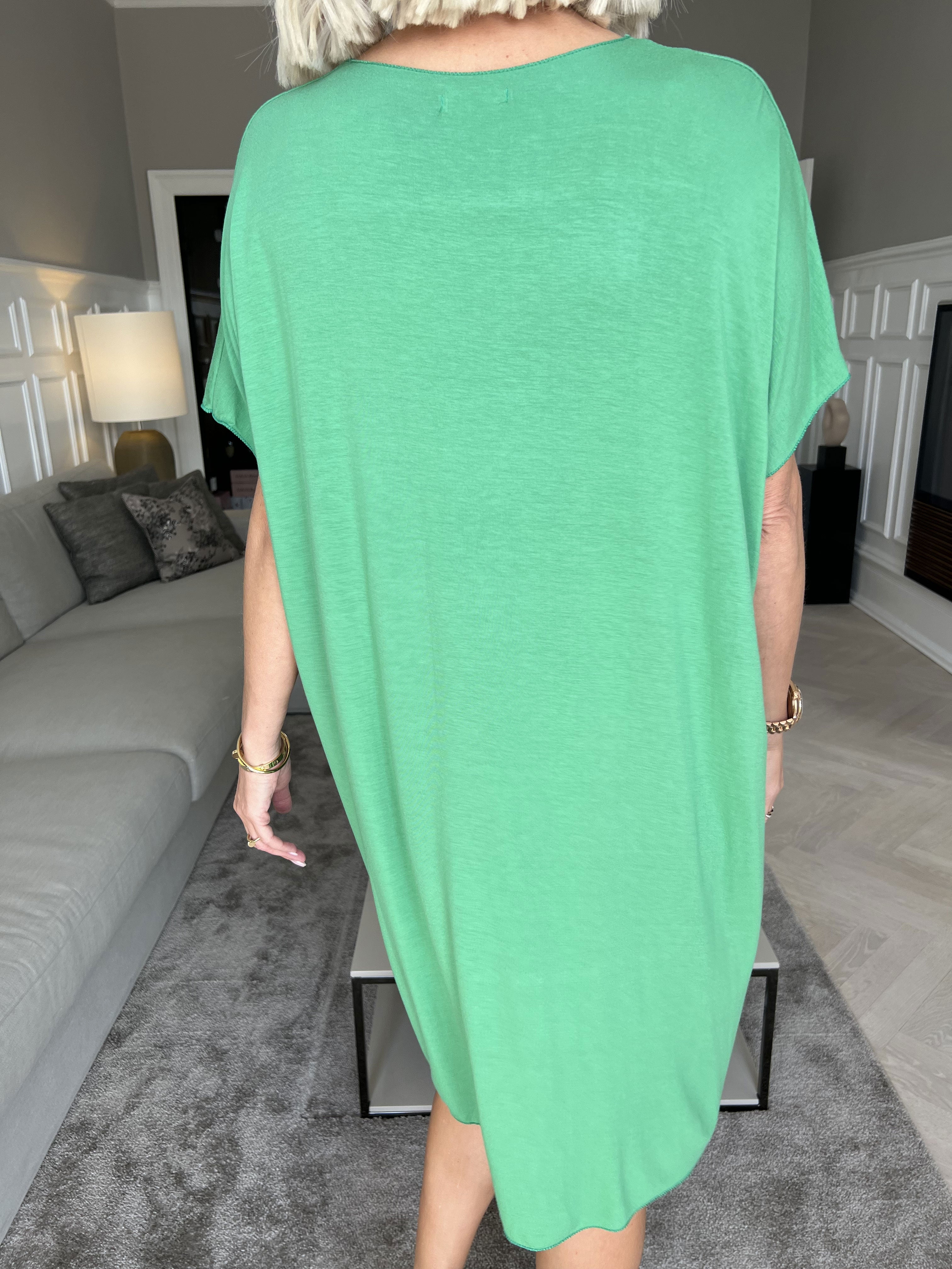 Vogue - Oversized t-shirt klänning i viskos med guldtryck