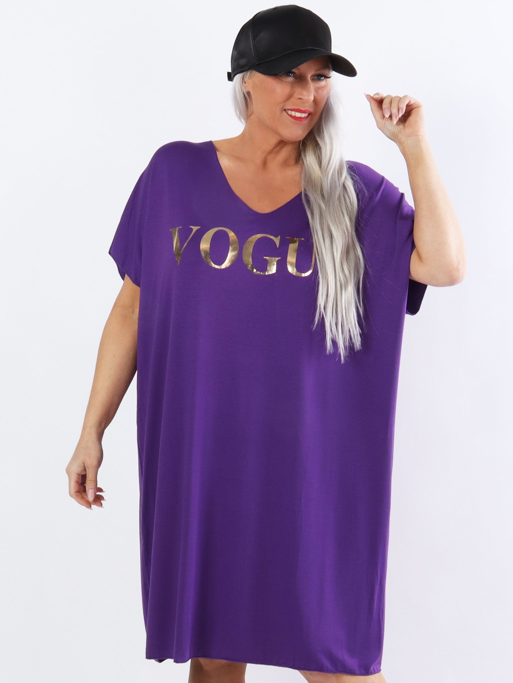 Vogue - Plus size t-shirt klänning i viskos med guldskrift