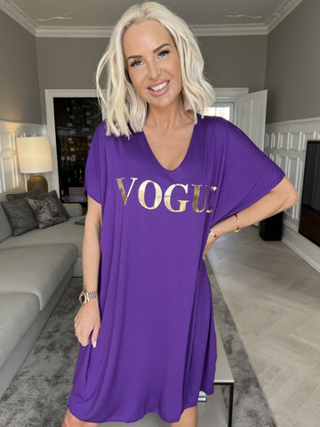 Vogue - Oversized t-shirt klänning i viskos med guldtryck