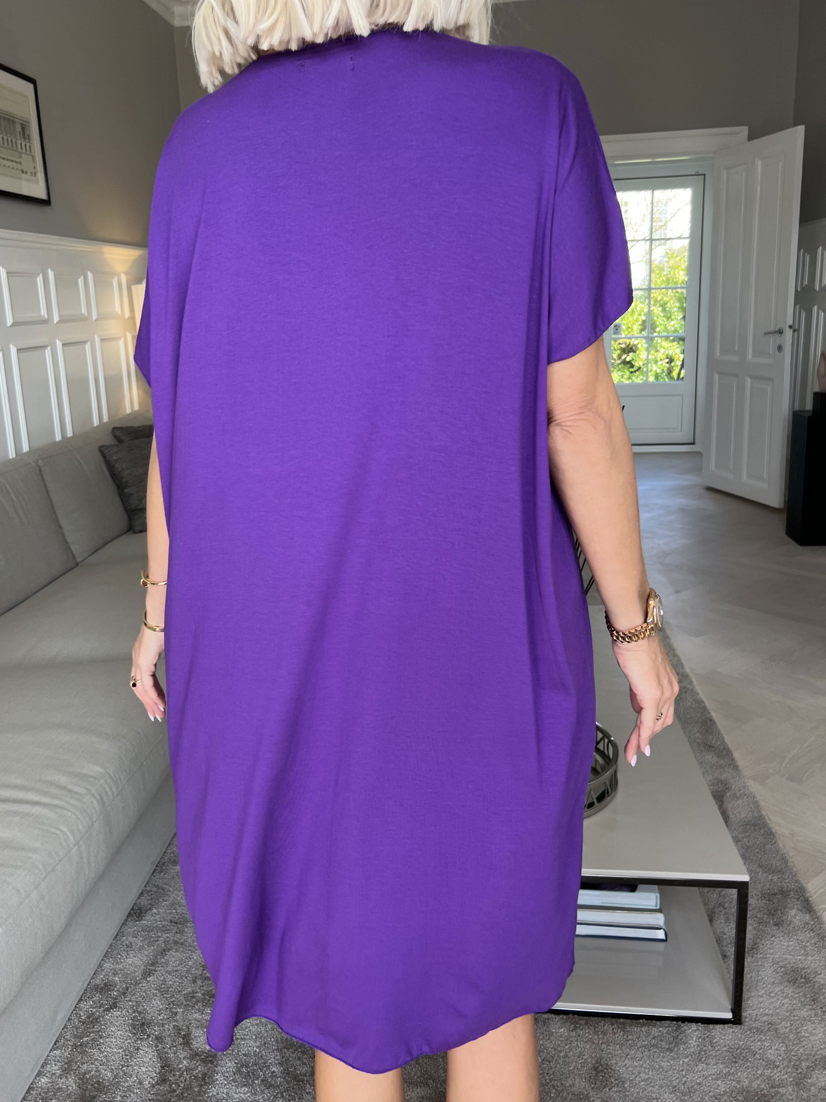 Vogue - Oversized t-shirt klänning i viskos med guldtryck