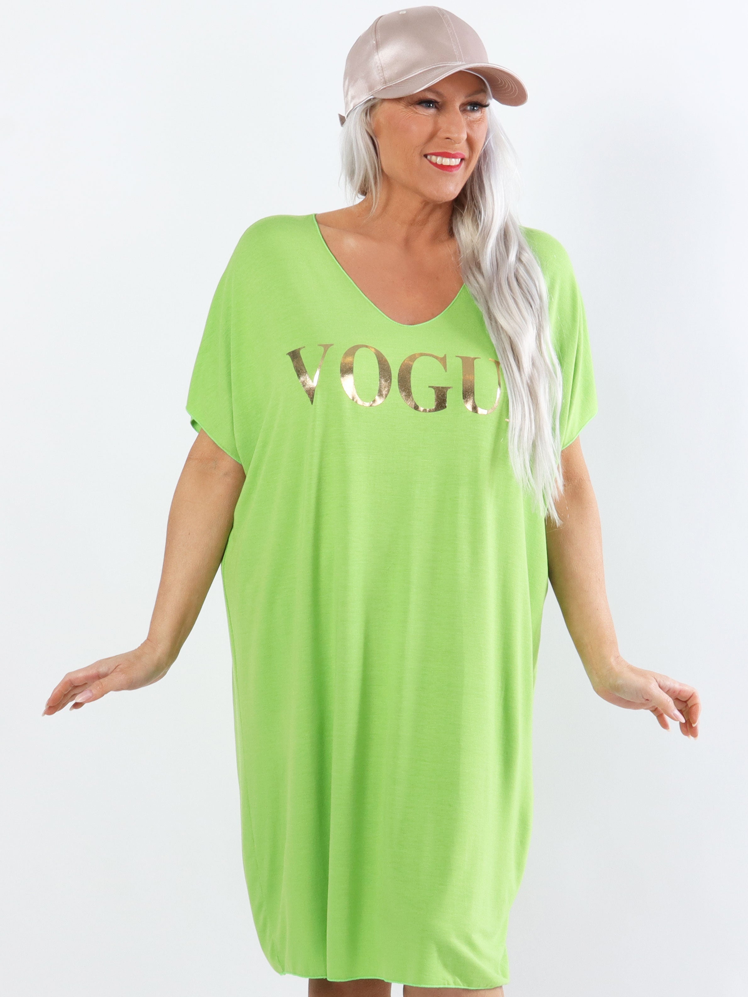 Vogue - Plus size t-shirt klänning i viskos med guldskrift
