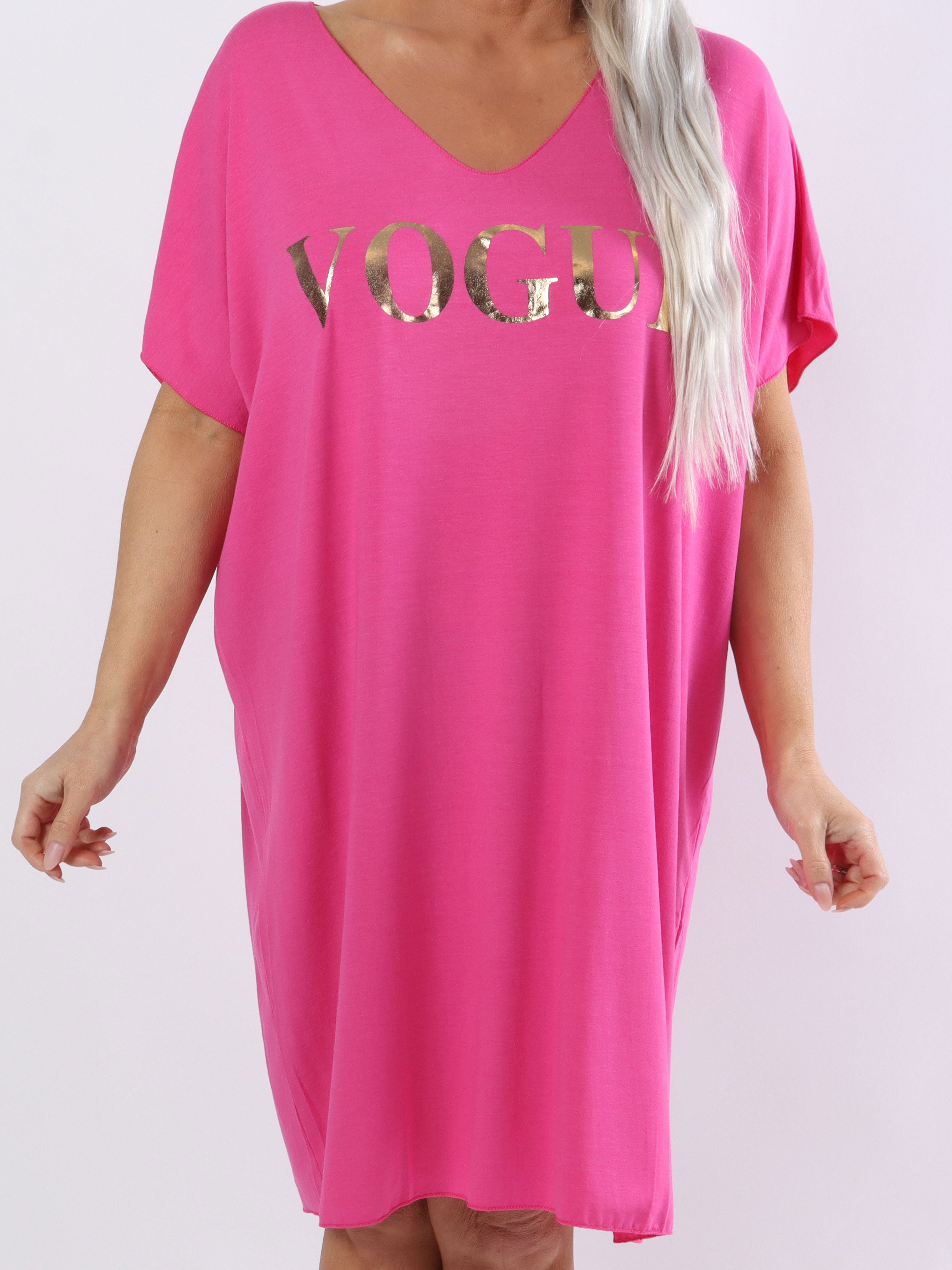 Vogue - Plus size t-shirt klänning i viskos med guldskrift