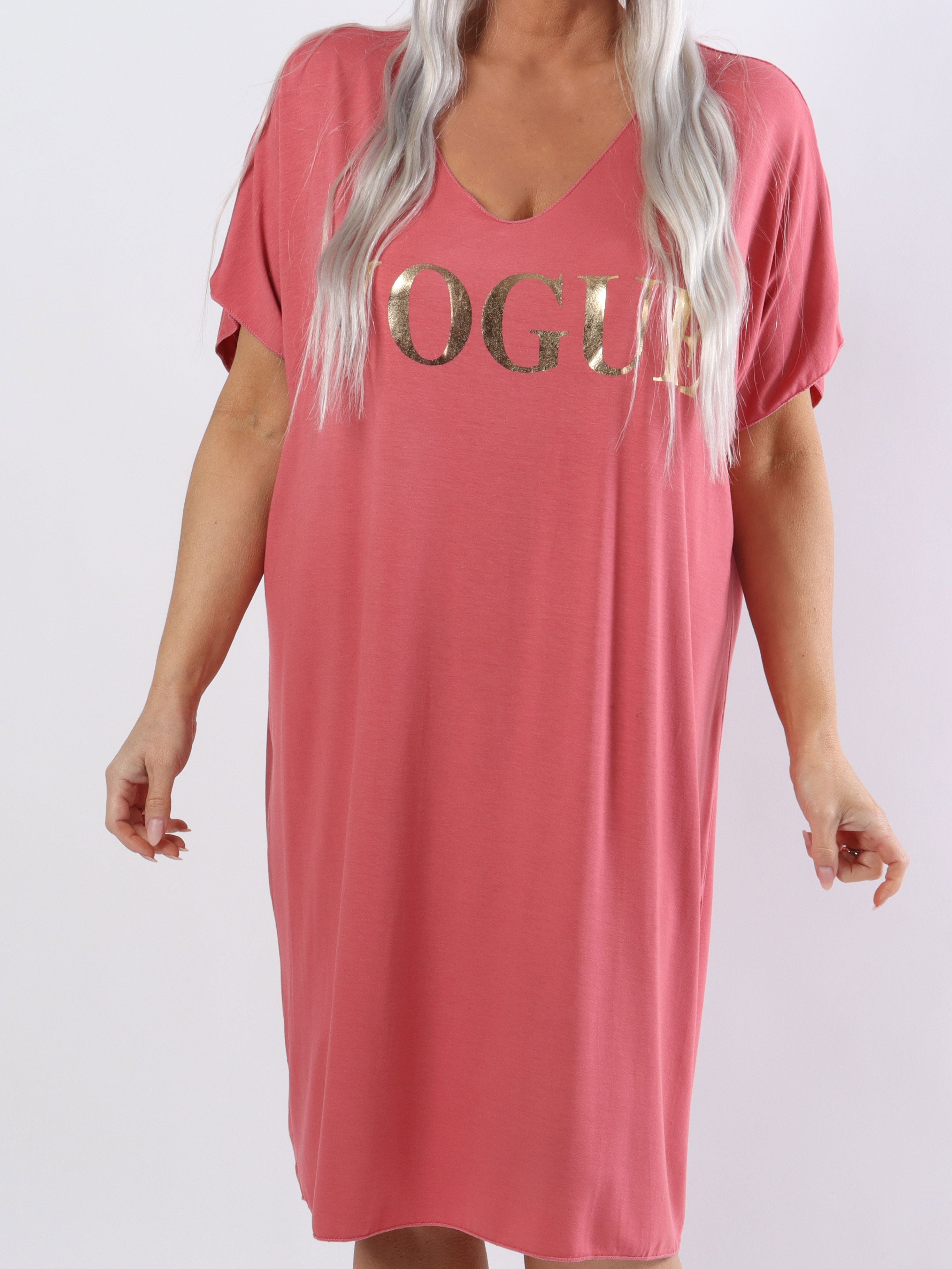 Vogue - Plus size t-shirt klänning i viskos med guldskrift