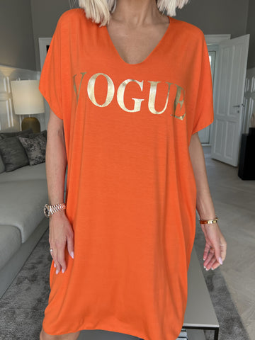 Vogue - Oversized t-shirt klänning i viskos med guldtryck