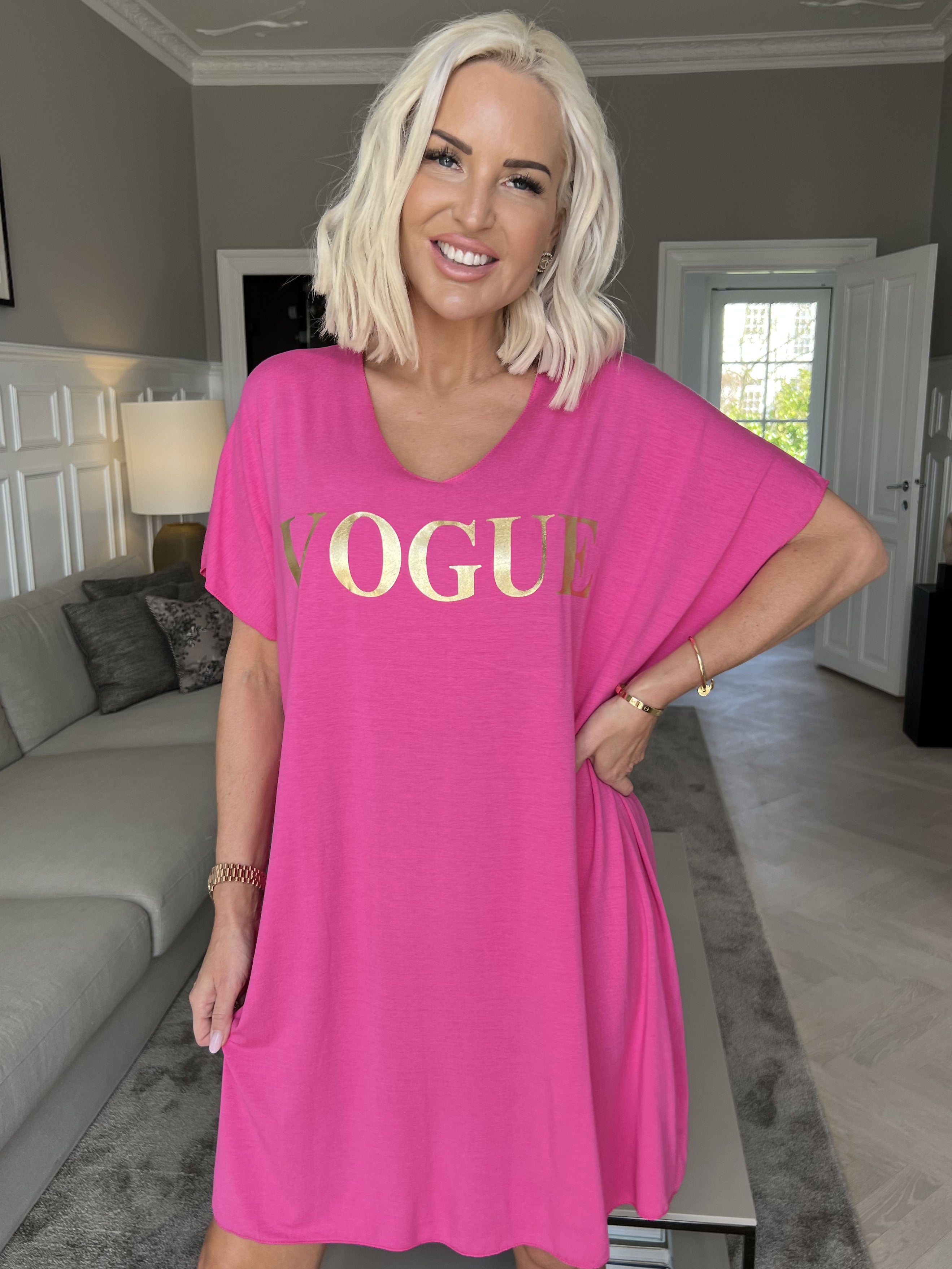 Vogue - Oversized t-shirt klänning i viskos med guldtryck