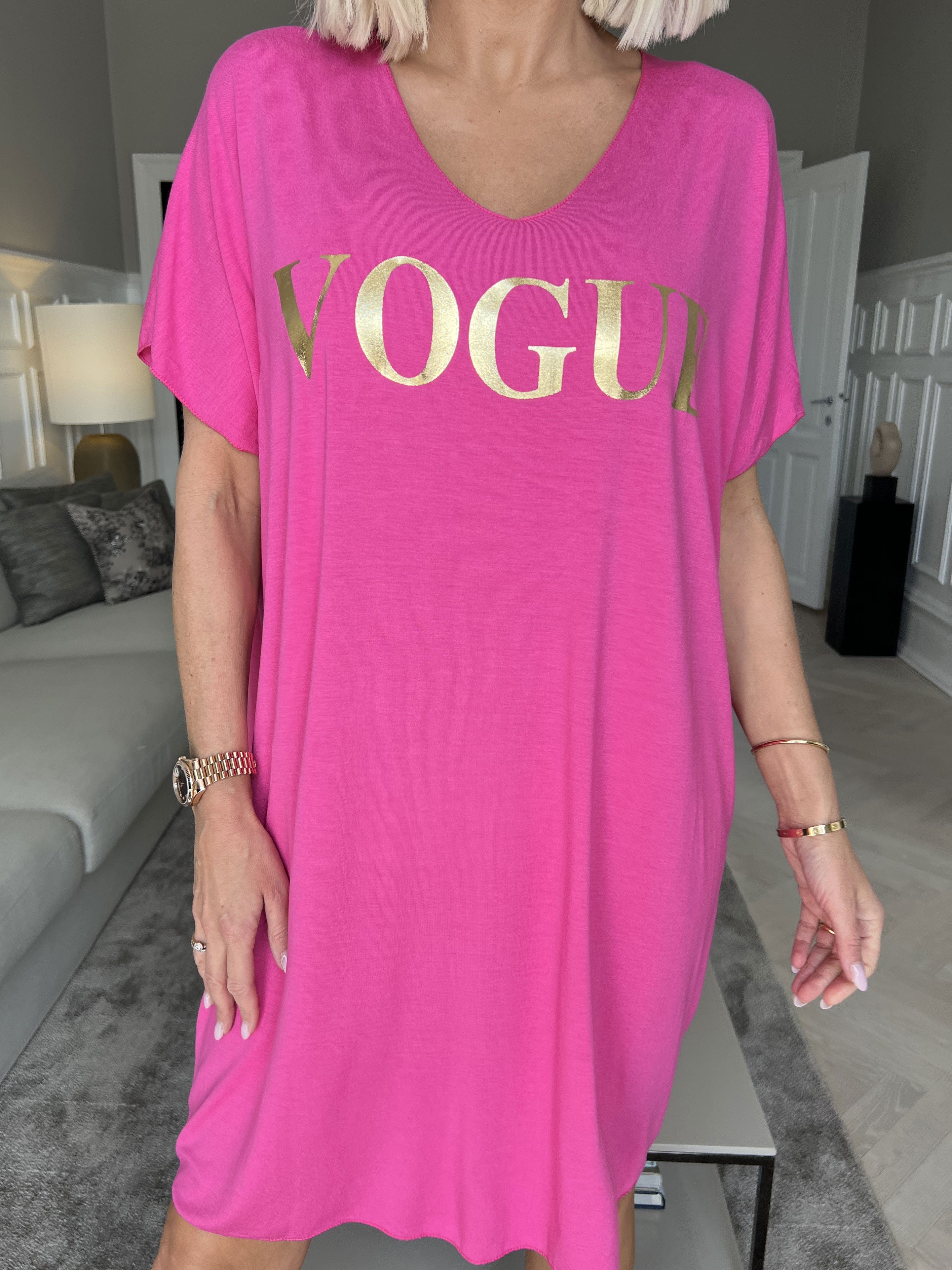 Vogue - Oversized t-shirt klänning i viskos med guldtryck