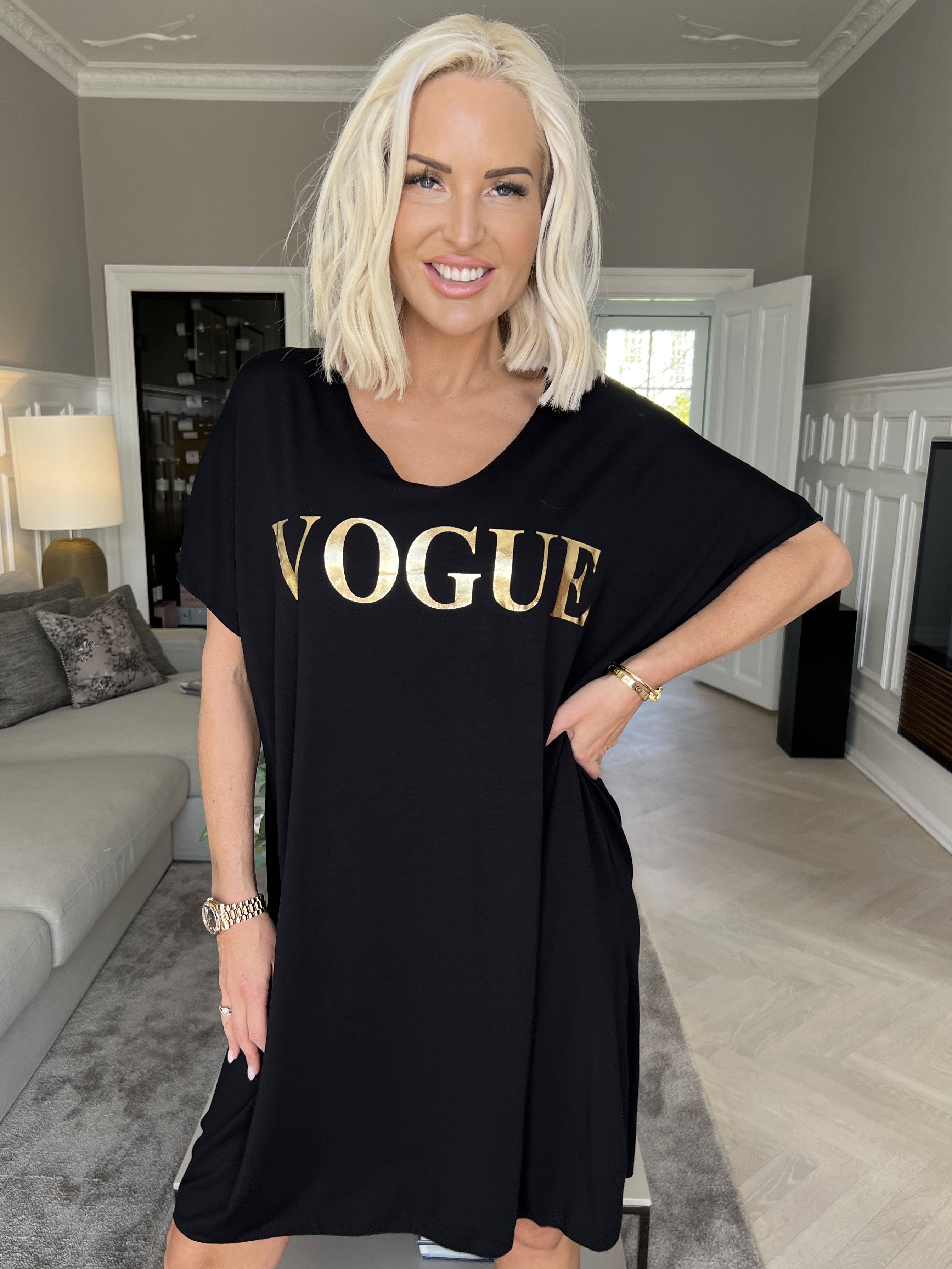 Vogue - Oversized t-shirt klänning i viskos med guldtryck