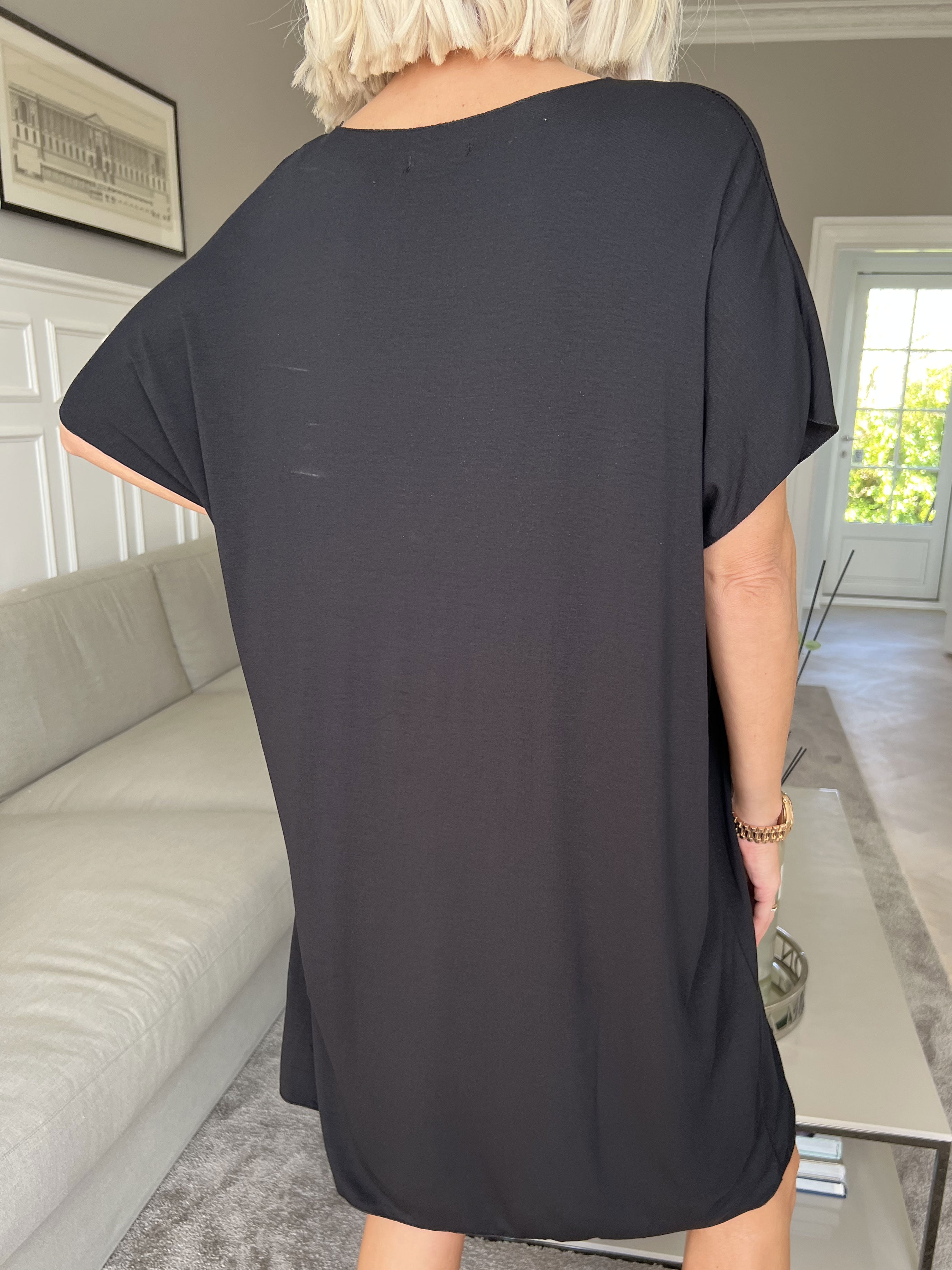 Vogue - Oversized t-shirt klänning i viskos med guldtryck