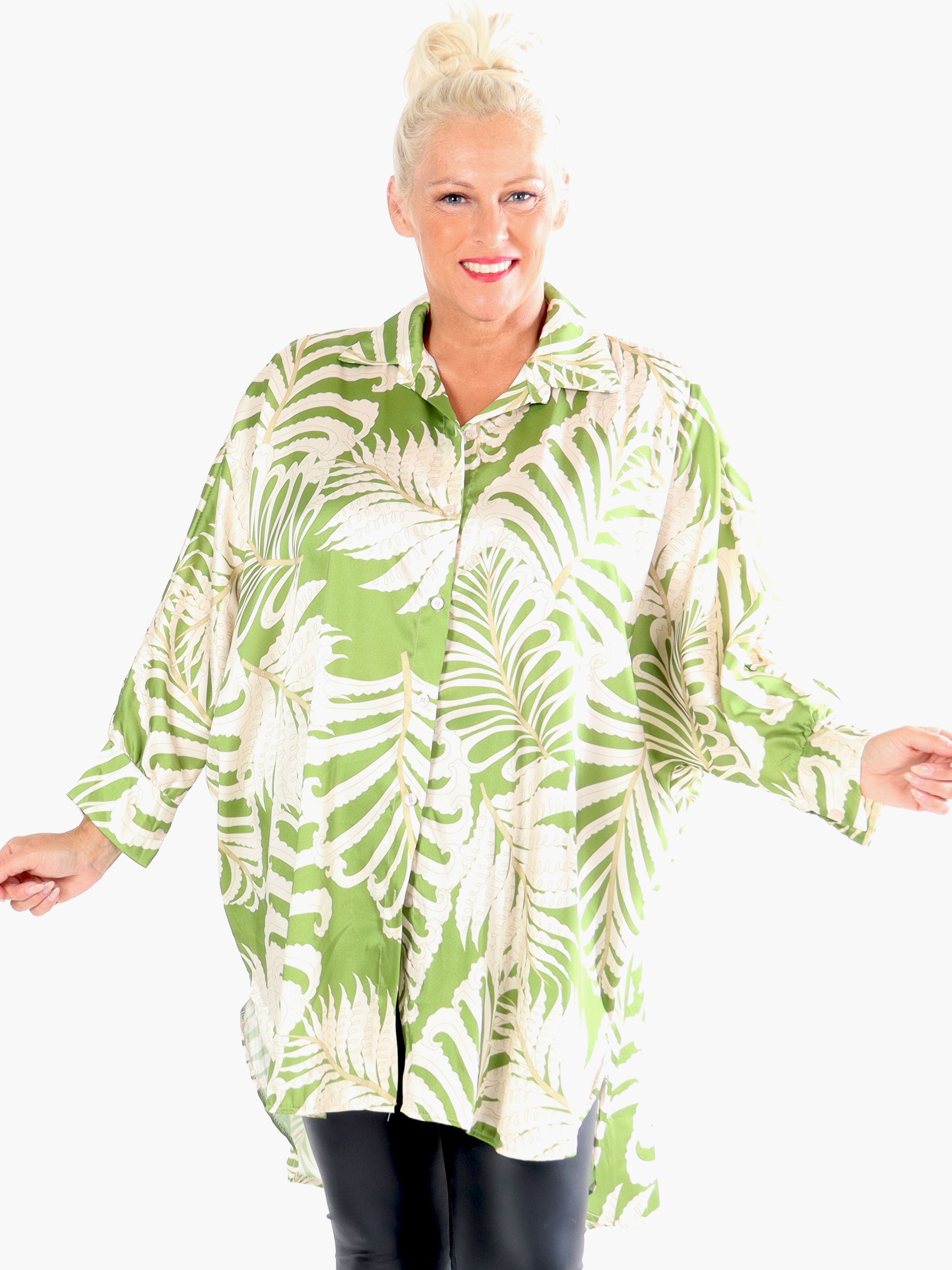 Wilma - Plus size skjortklänning i silkeslook med mönster - Green