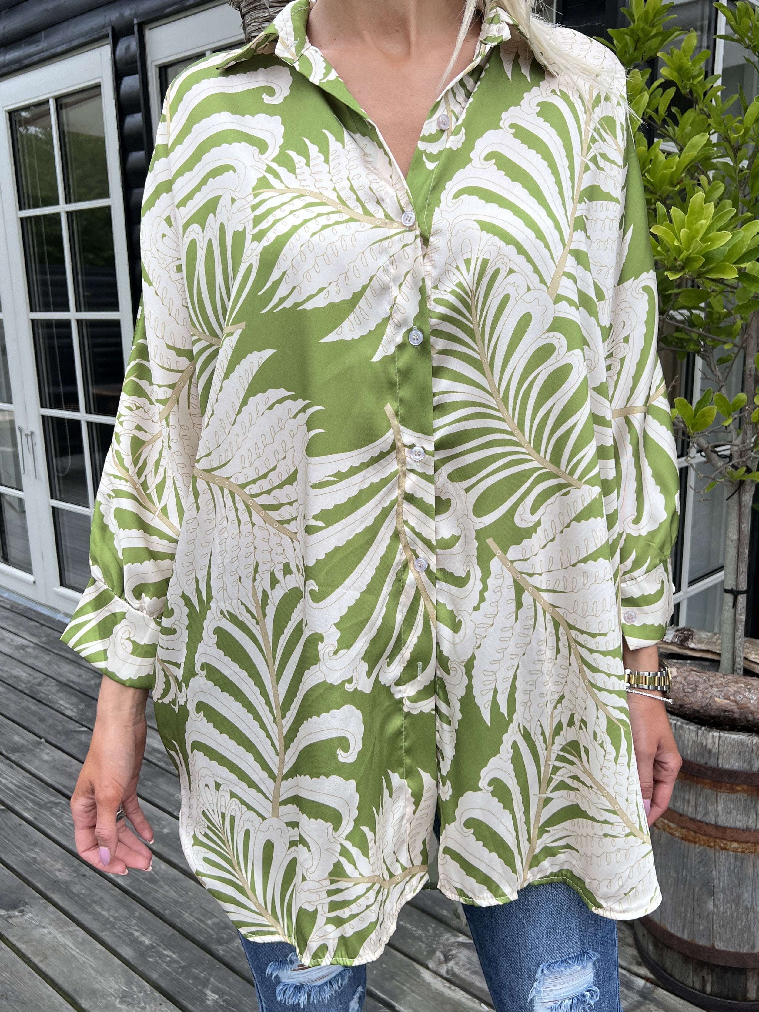 Wilma - Söt mönstrad skjortklänning i silkeslook - Camel