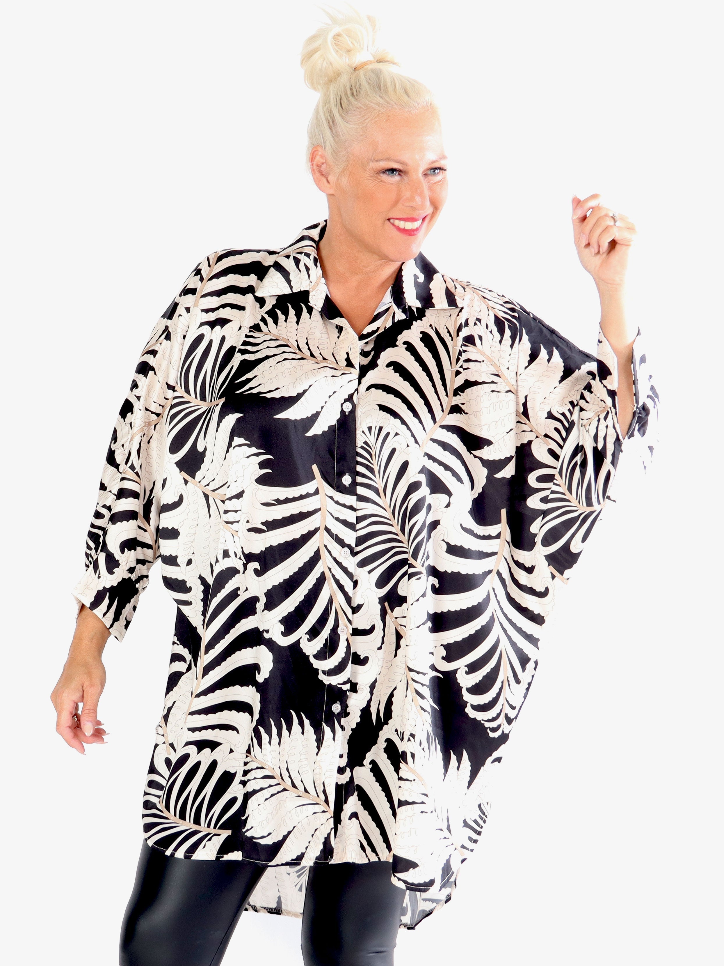 Wilma - Plus size skjortklänning i silkeslook med mönster