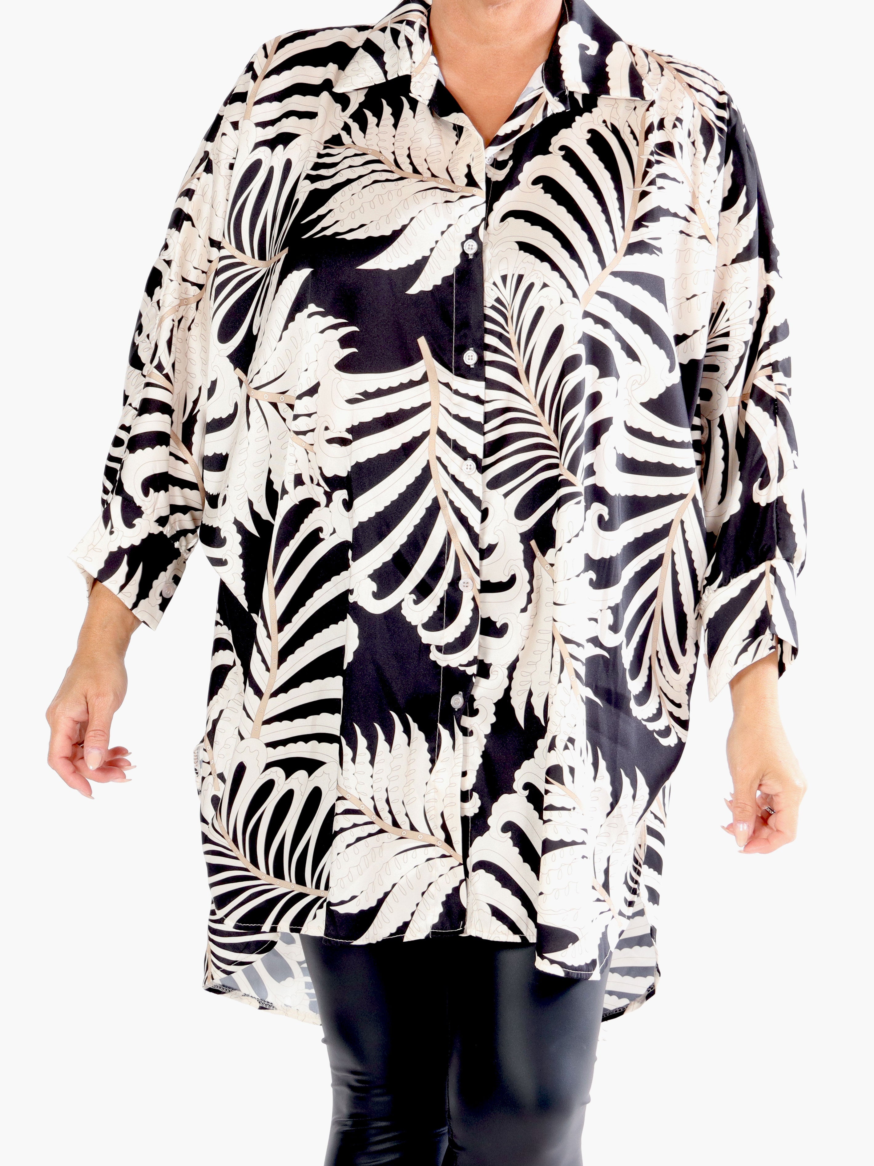 Wilma - Plus size skjortklänning i silkeslook med mönster