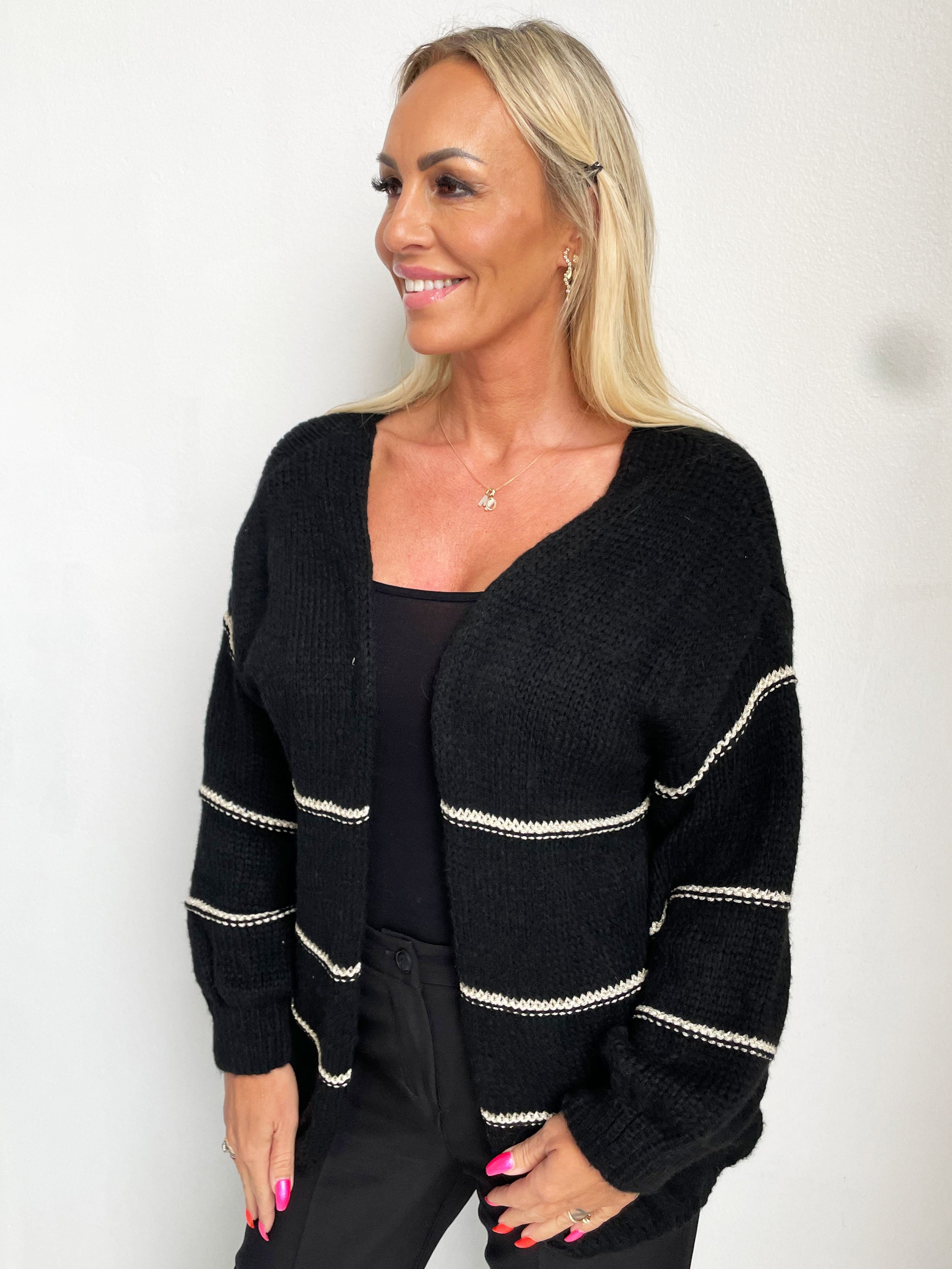 Yanira - Stickad kofta med guldfärgade ränder - Beige