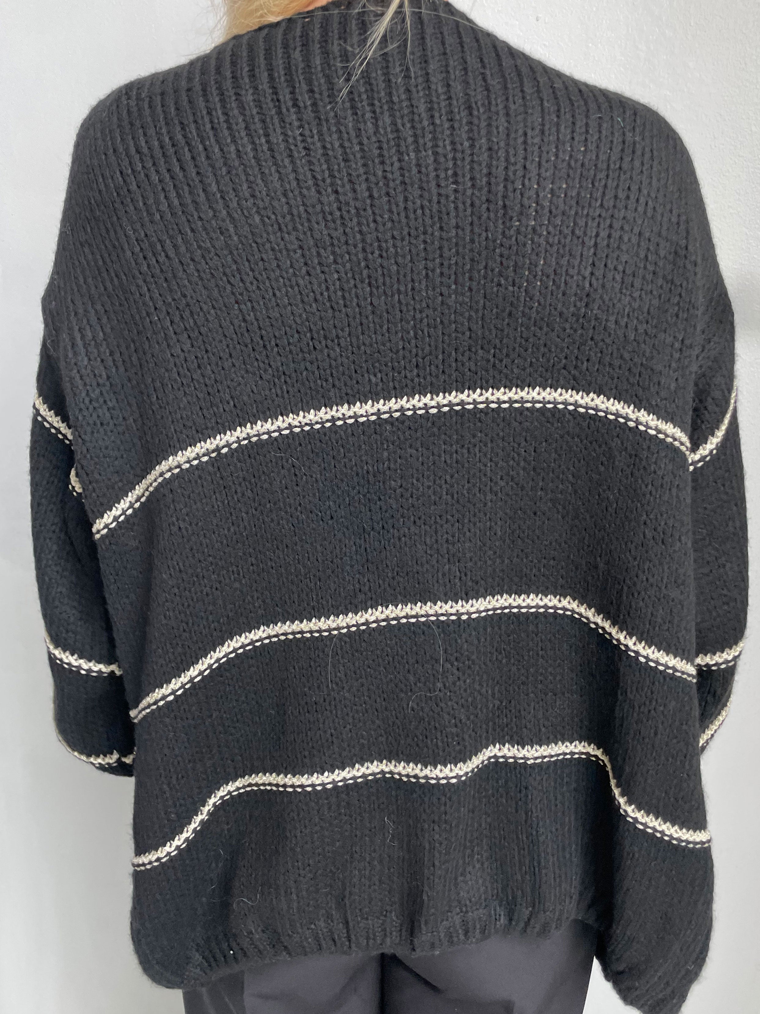 Yanira - Stickad kofta med guldfärgade ränder