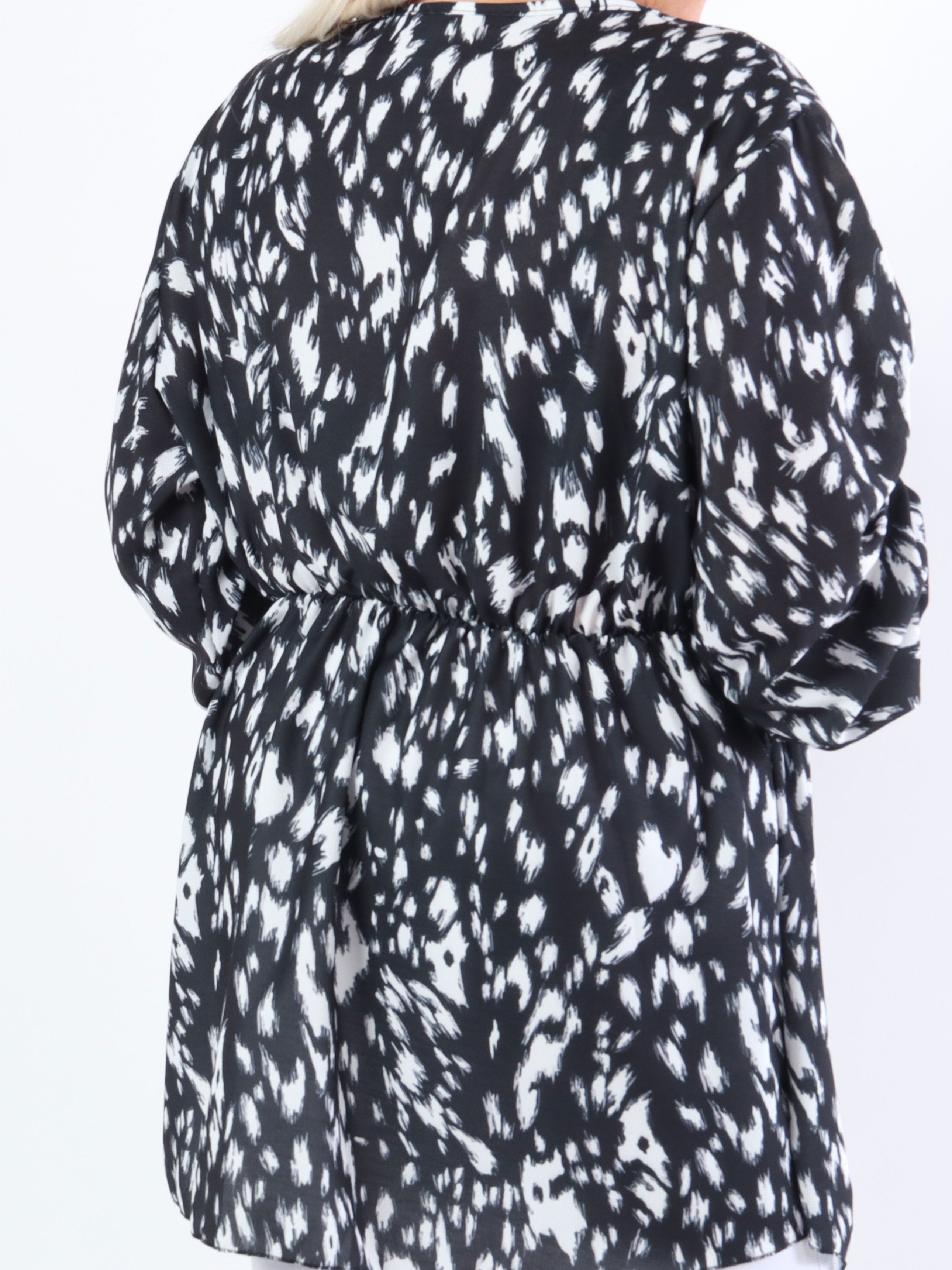 Yda - Mönstrad plus size blus med gummiband i midjan