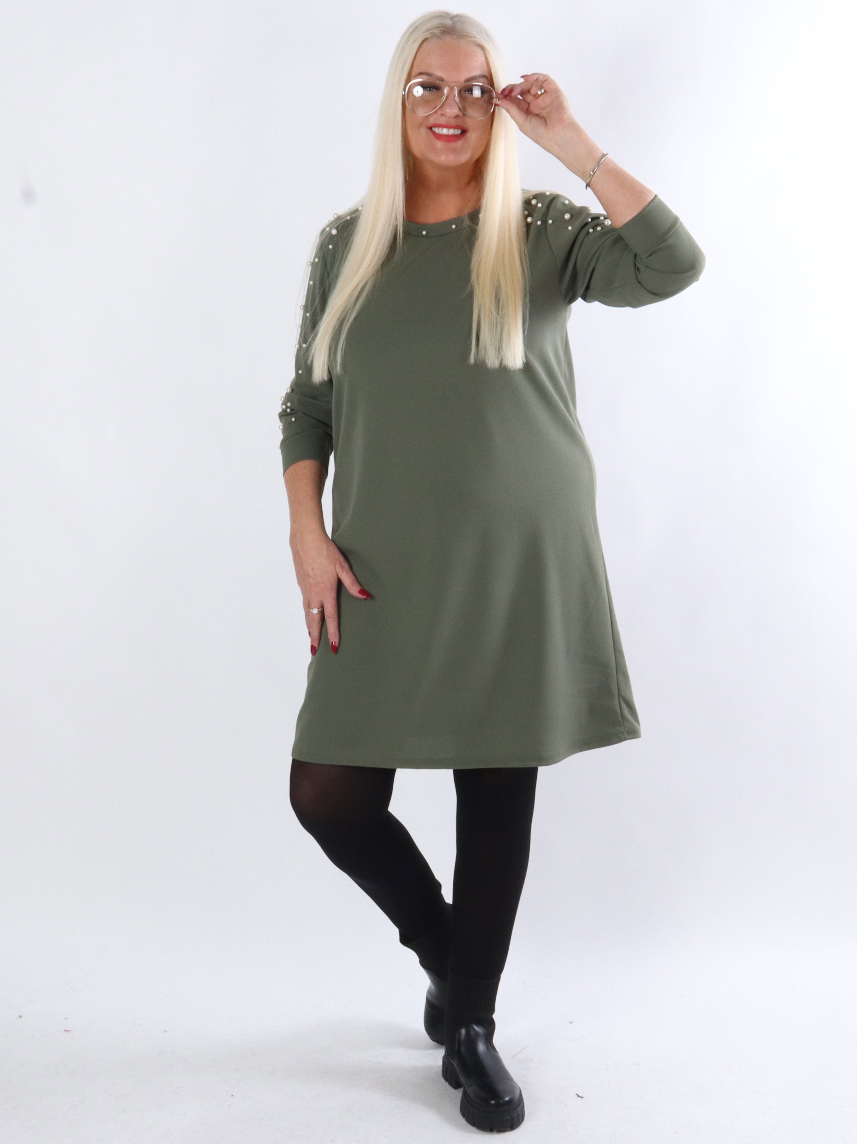 Yrsa - Långärmad klänning med vita pärlor