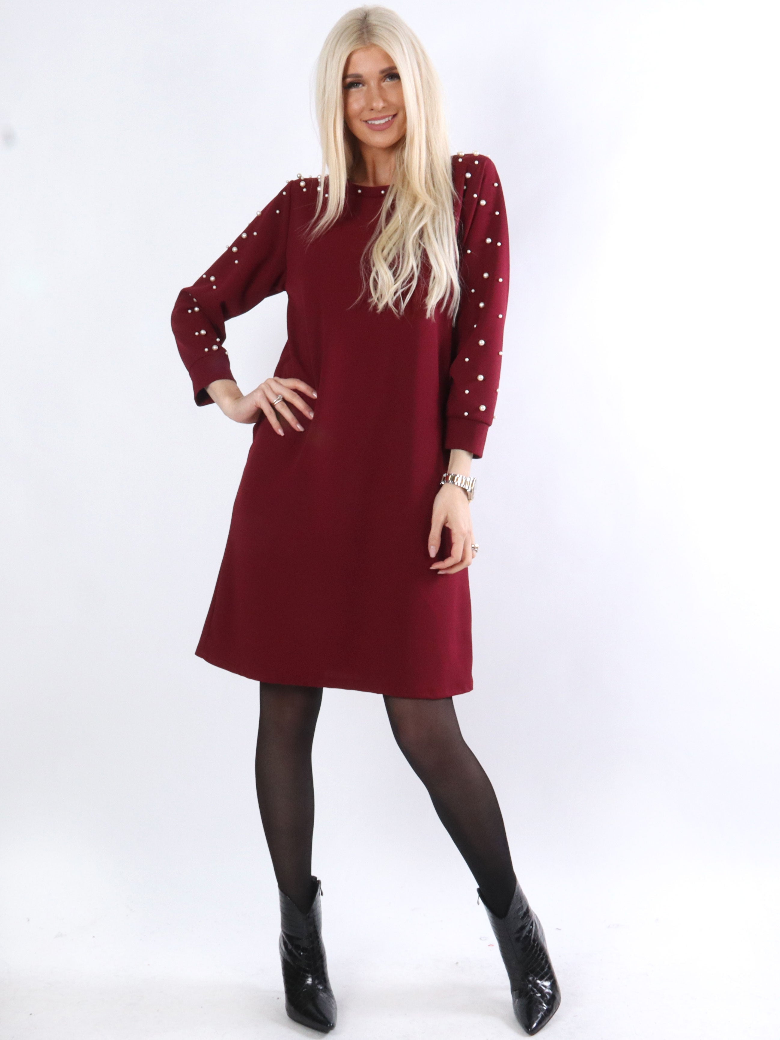 Yrsa - Långärmad klänning med vita pärlor