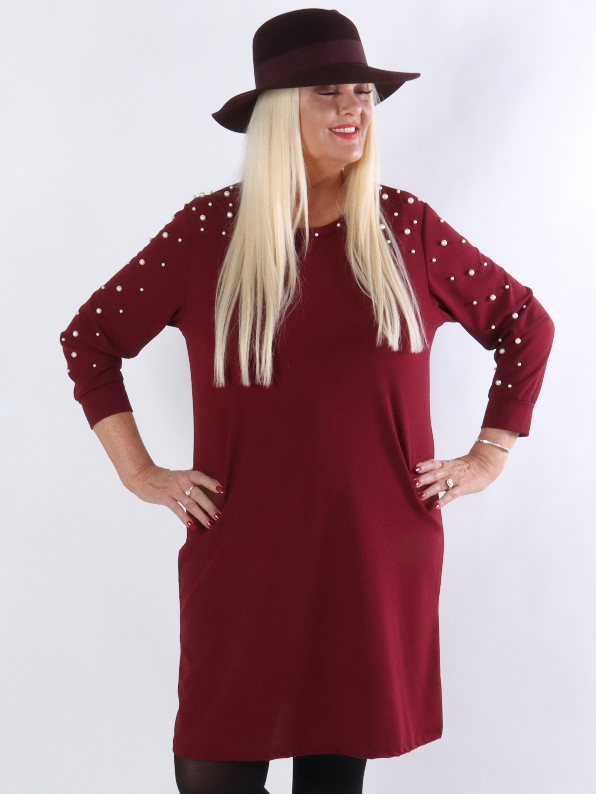 Yrsa - Långärmad klänning med vita pärlor