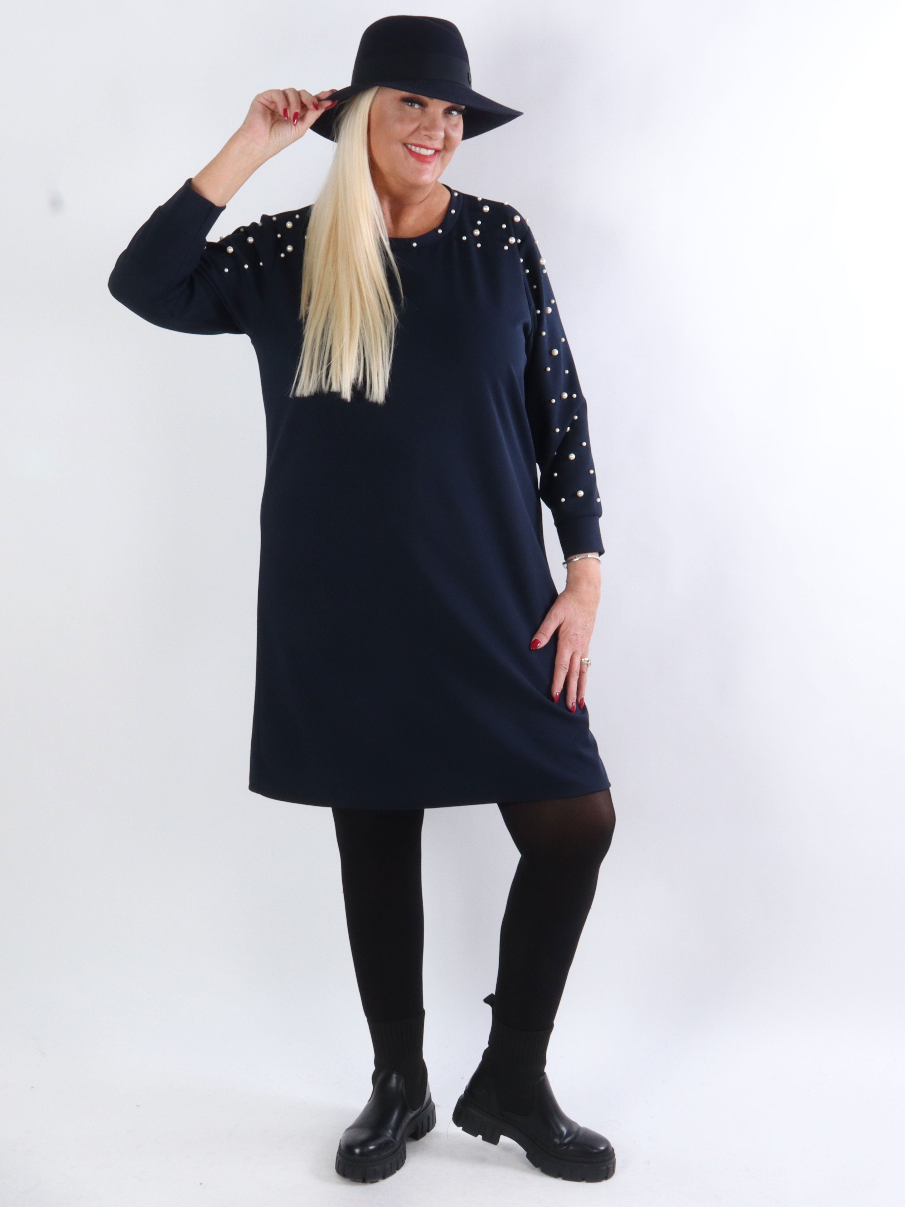 Yrsa - Långärmad klänning med vita pärlor