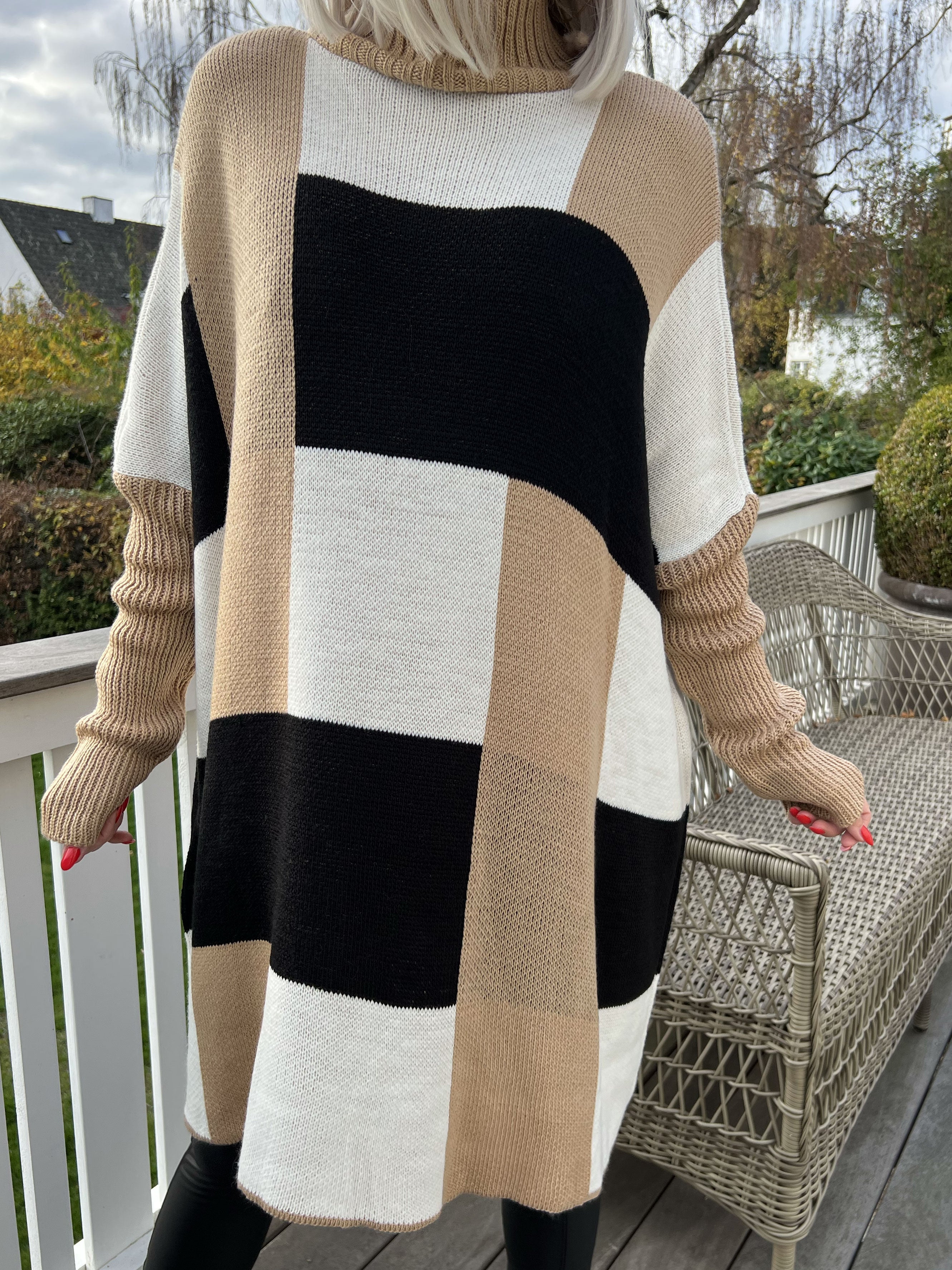 Yulia - Plus size Stickad blus med rutor i vackra färger