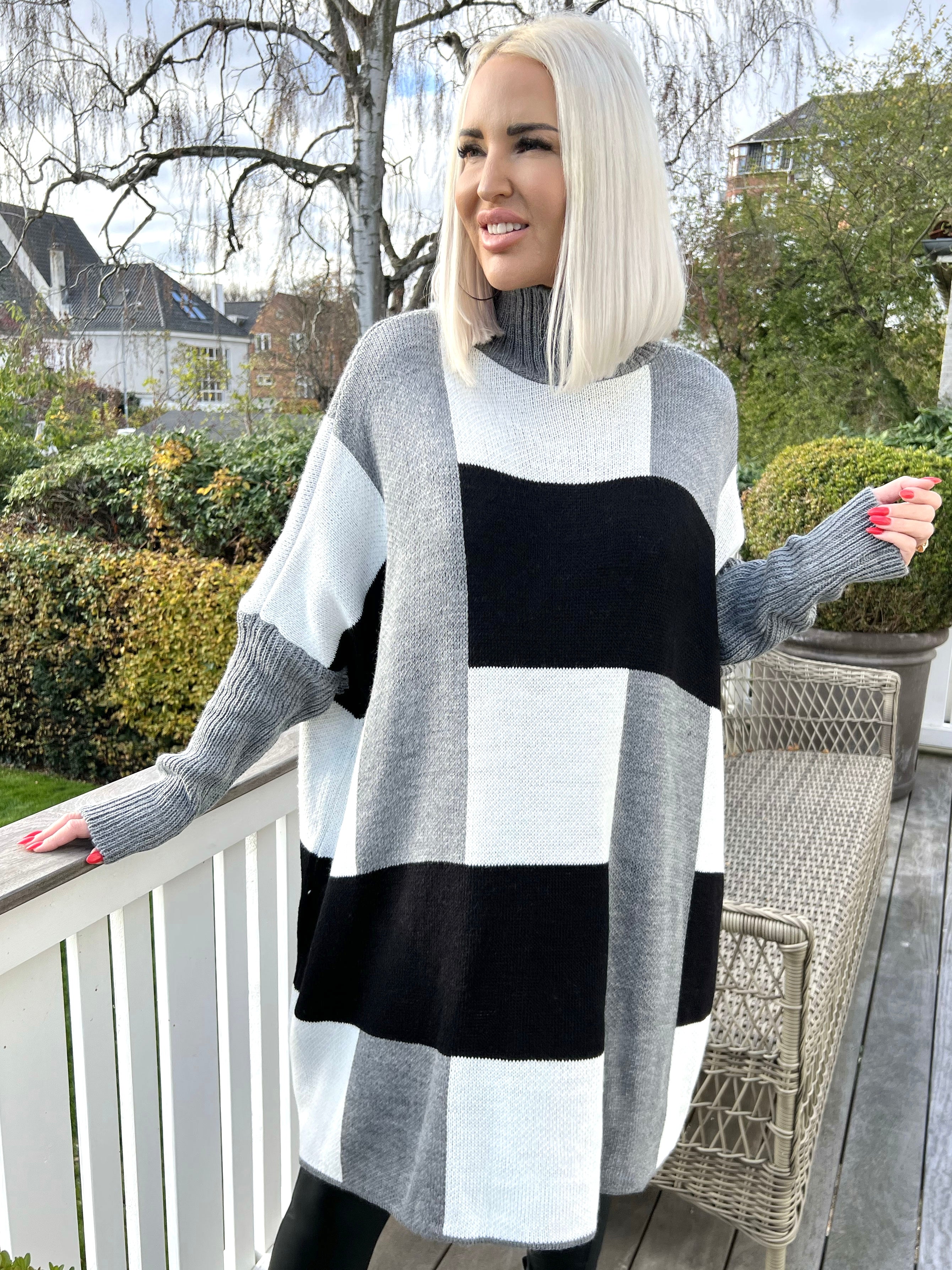 Yulia - Plus size Stickad blus med rutor i vackra färger