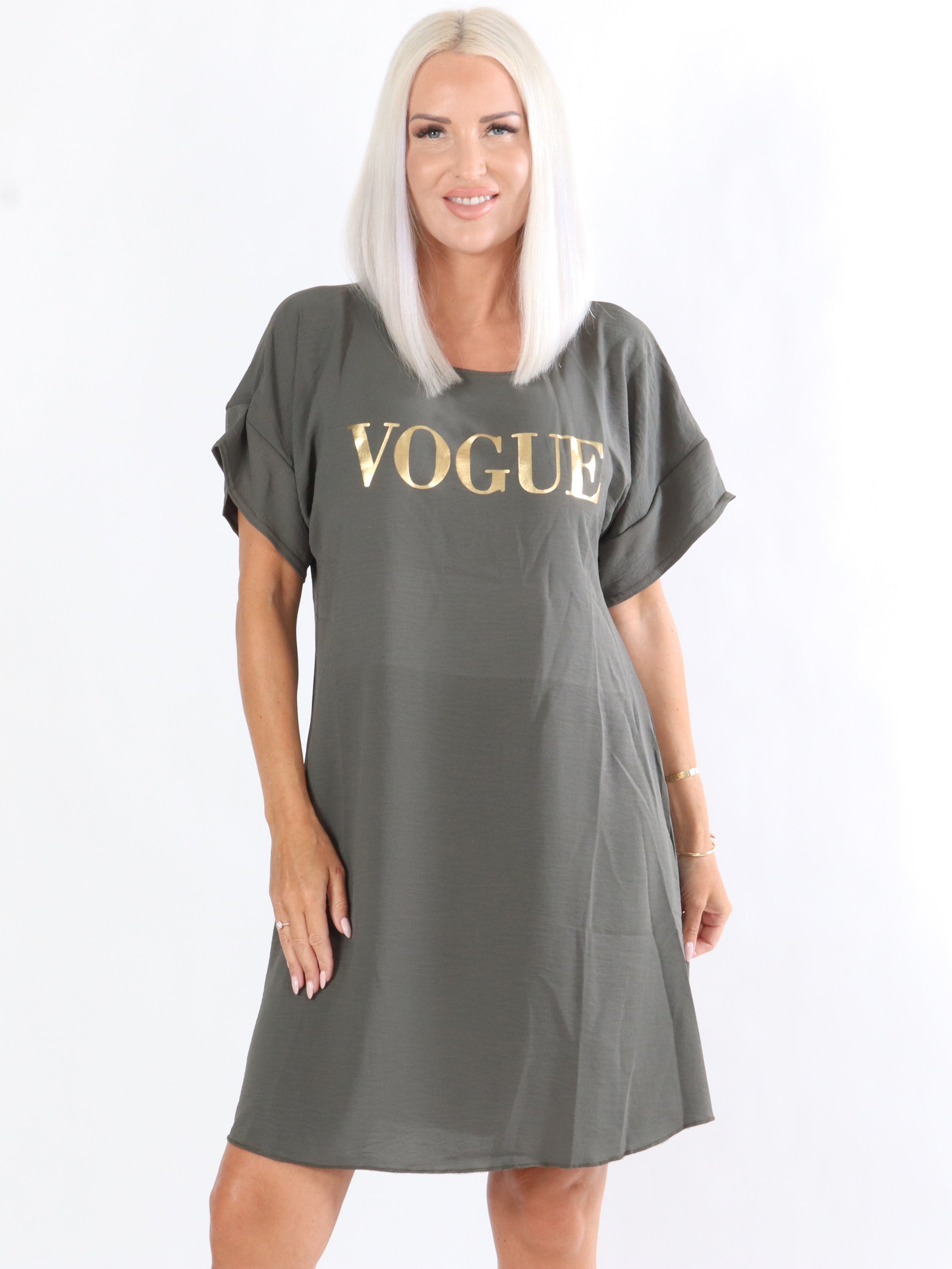 Yulian - Armégrön lång t-shirt klänning med guldskrift