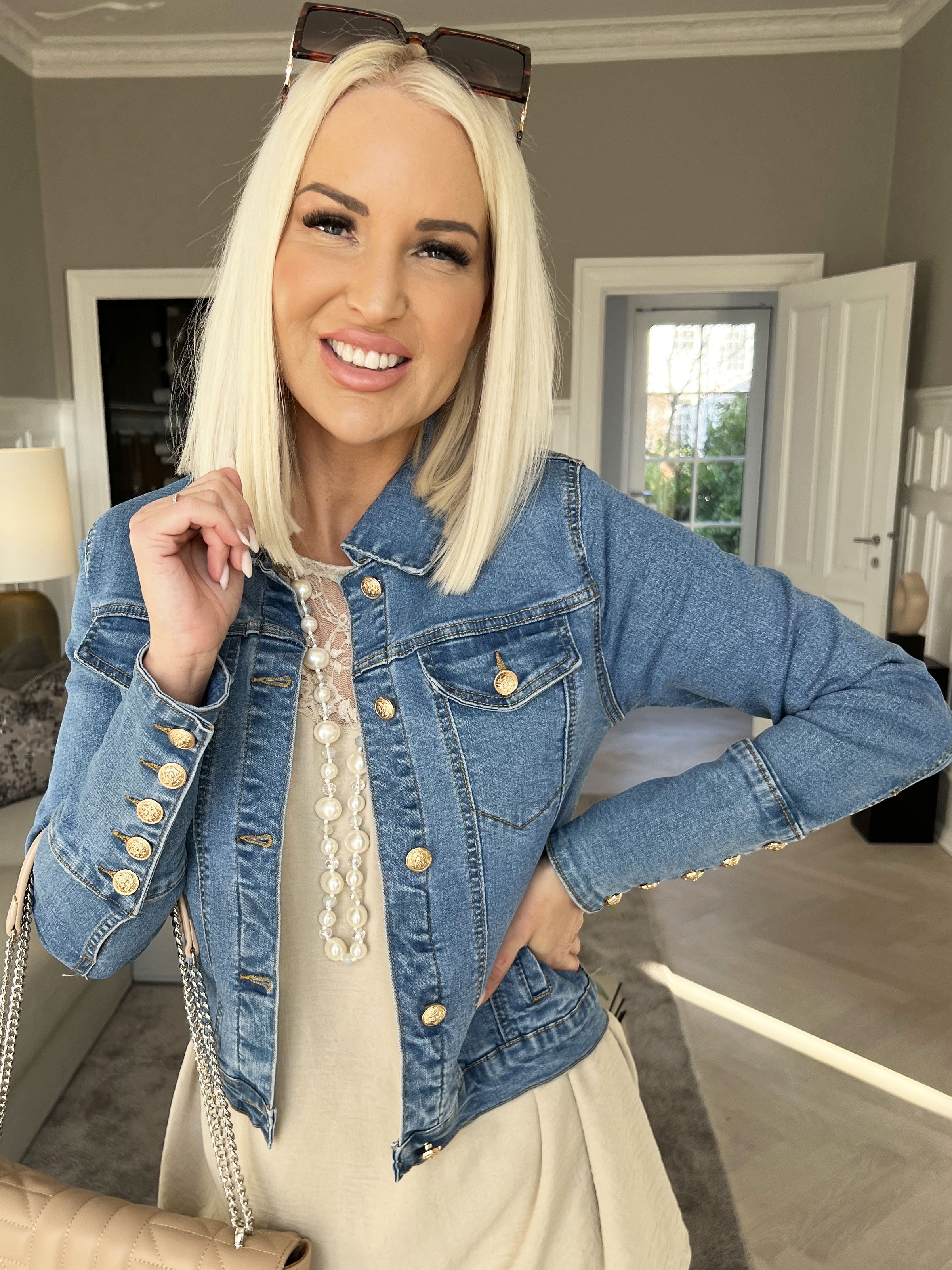 Yuri - Denimjacka dekorerad med guldknappar