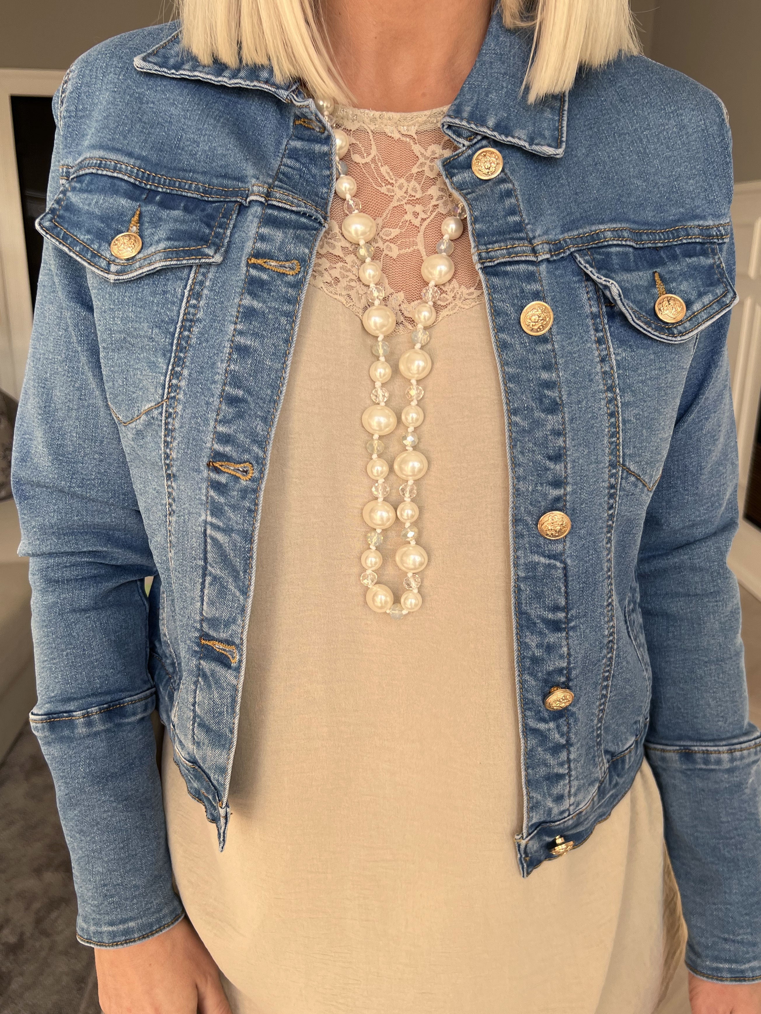 Yuri - Denimjacka dekorerad med guldknappar