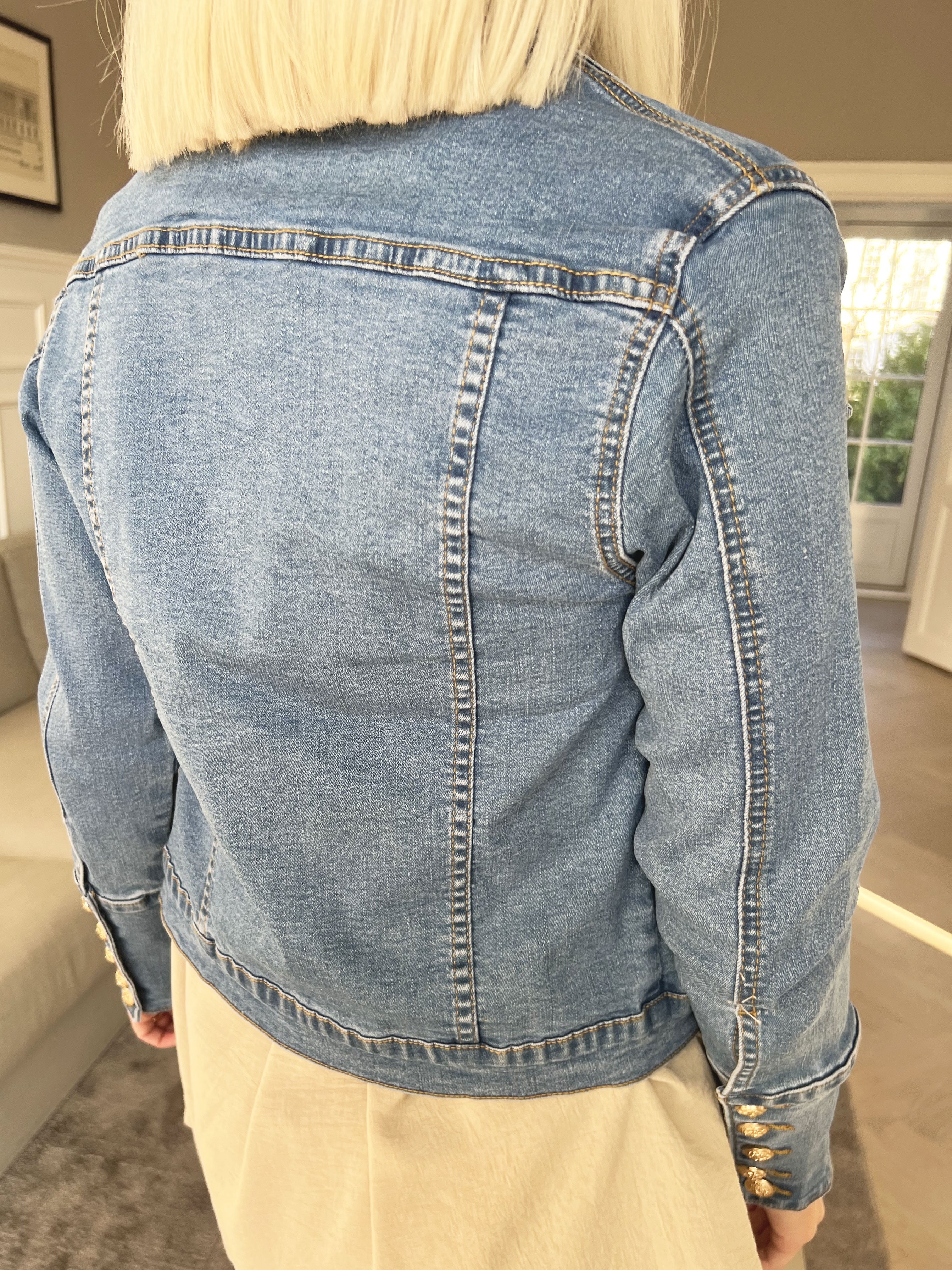 Yuri - Denimjacka dekorerad med guldknappar