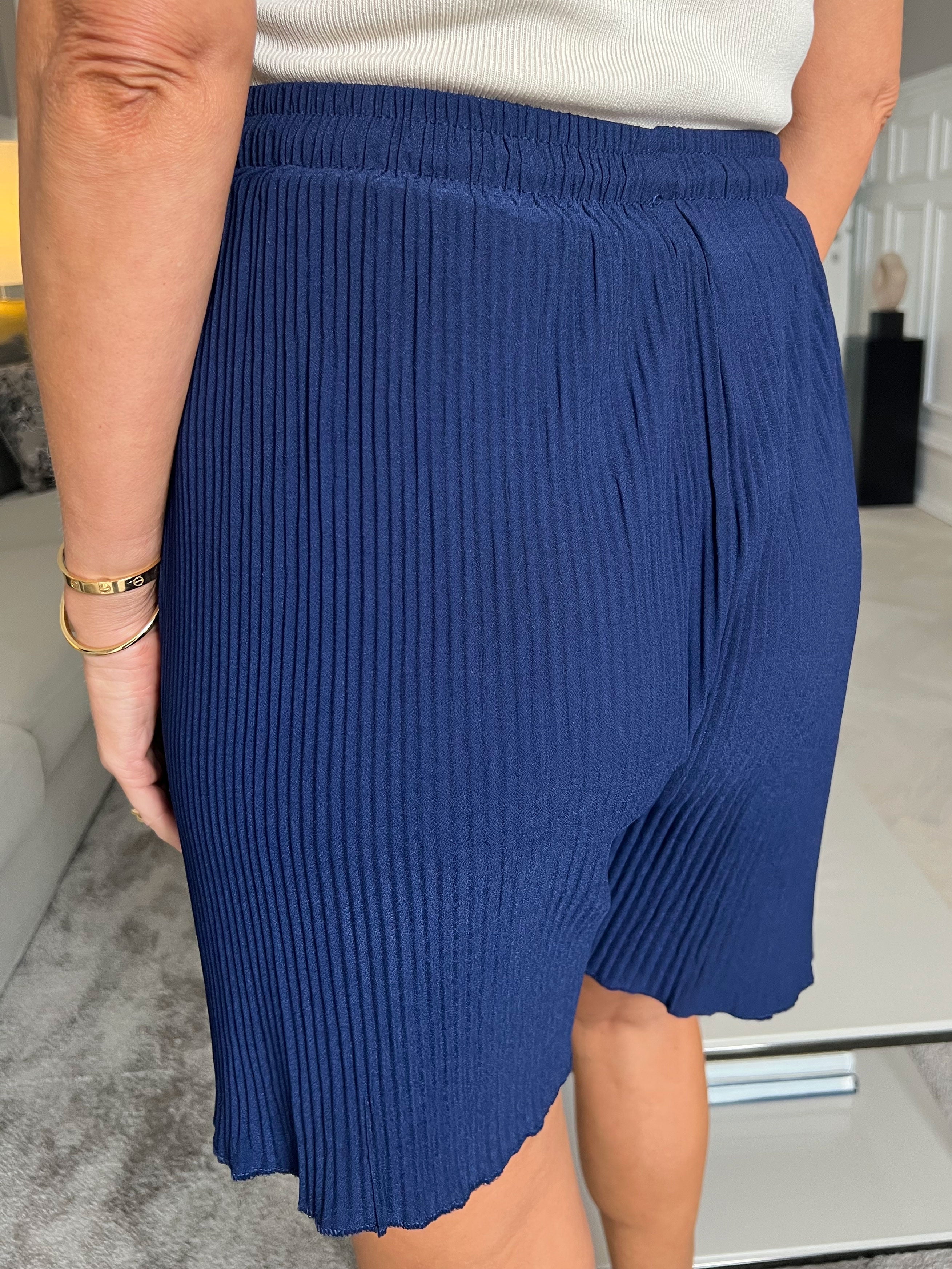 Yvonne - Enkla lösa shorts med veck