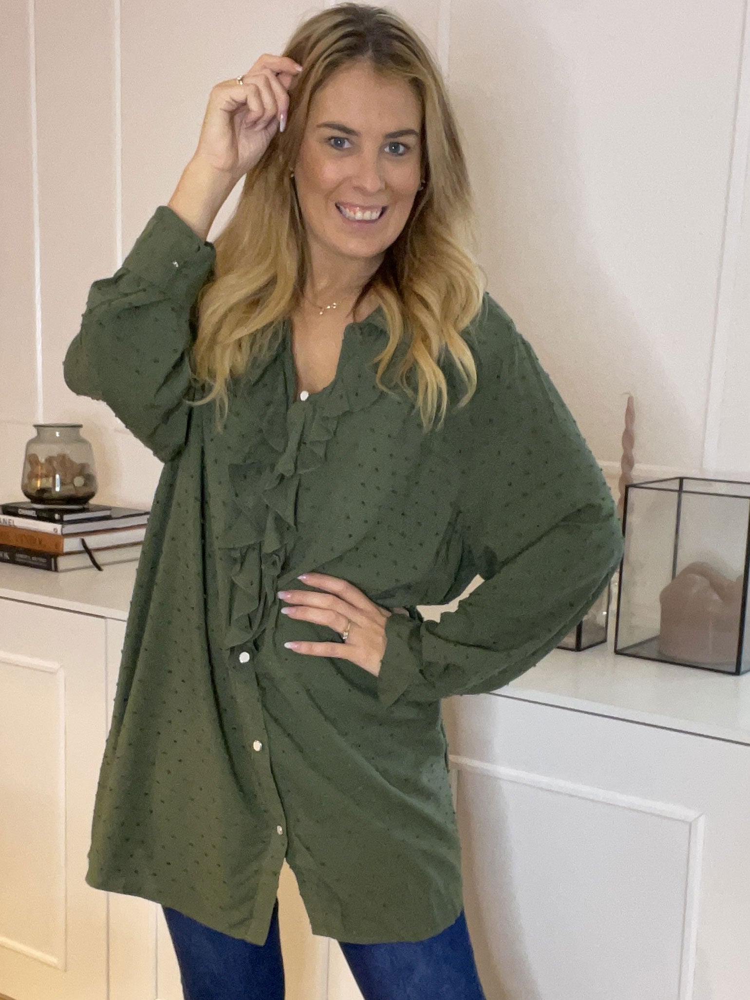 Zandra - Vacker skjorta med volang och prickiga detaljer - Army