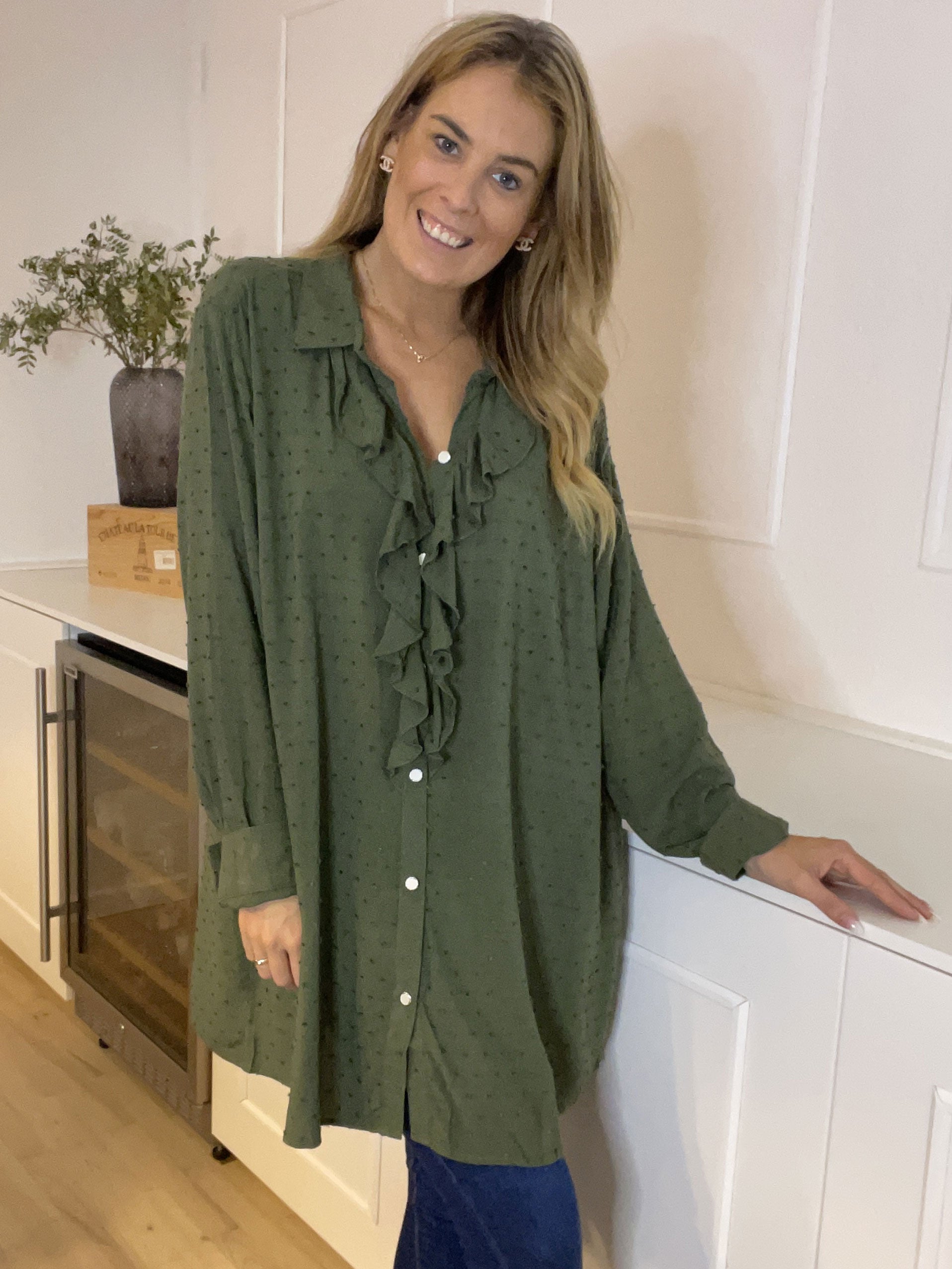 Zandra - Vacker skjorta med volang och prickiga detaljer - Black