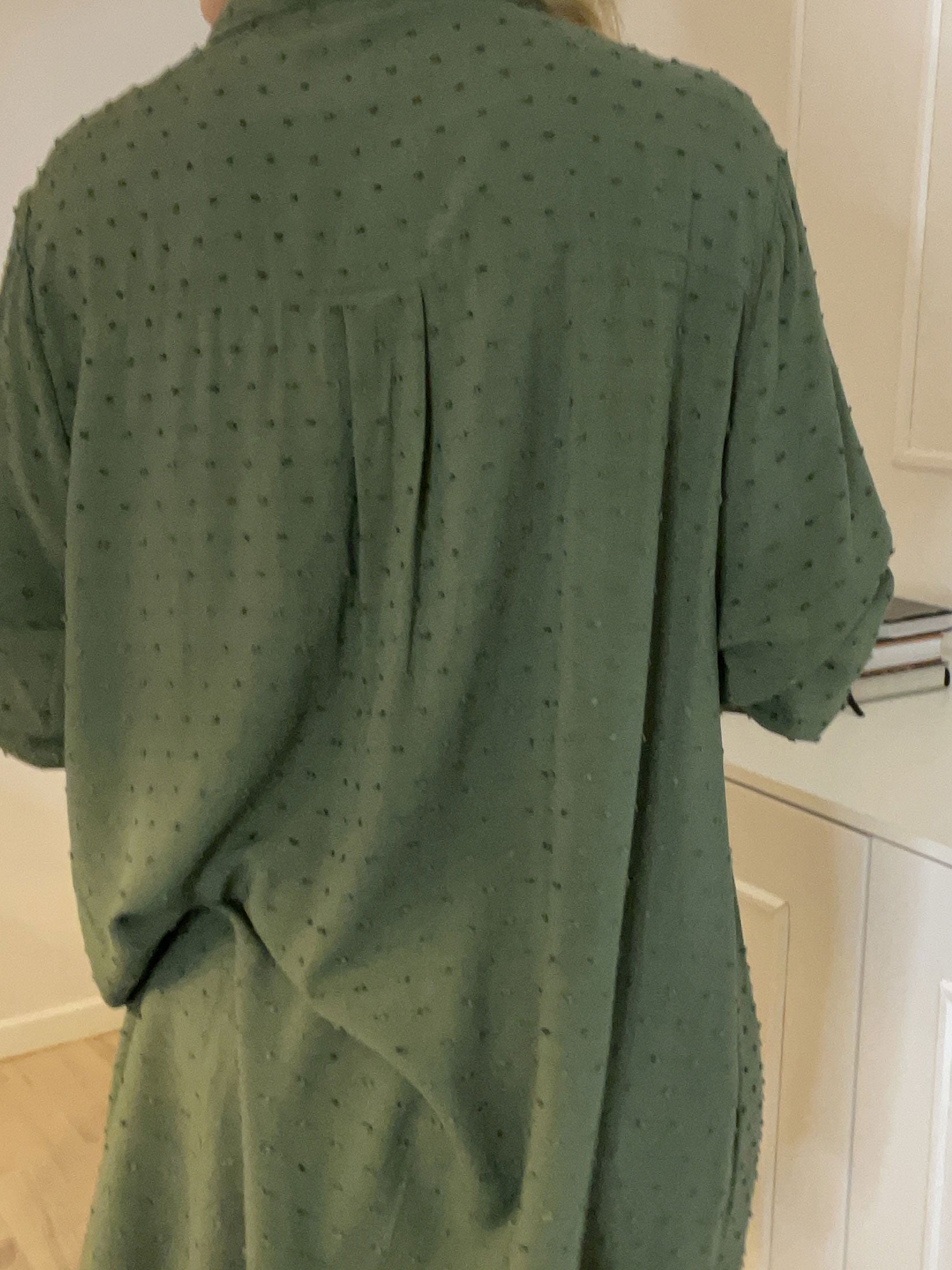 Zandra - Vacker skjorta med volang och prickiga detaljer