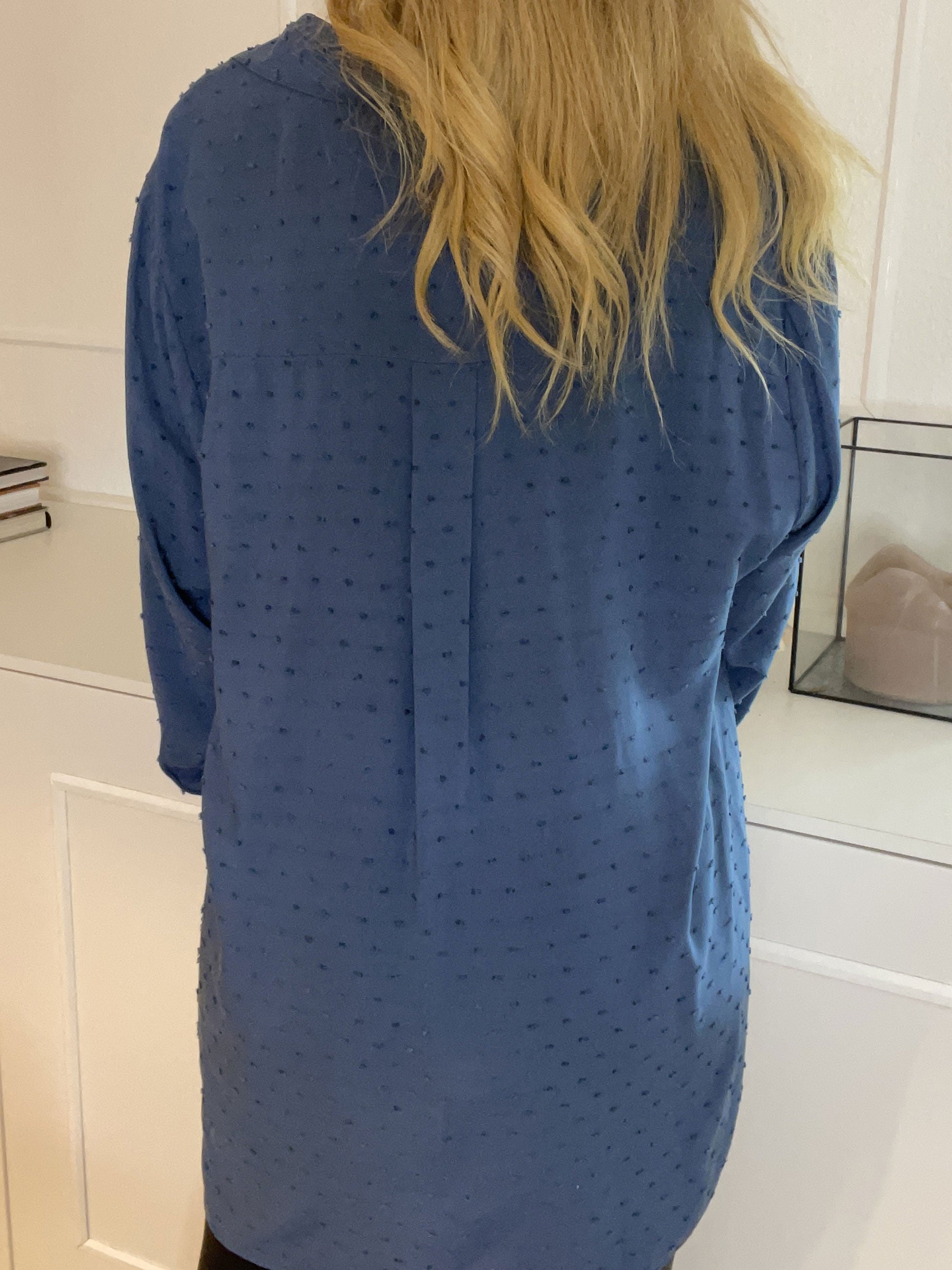 Zandra - Vacker skjorta med volang och prickiga detaljer