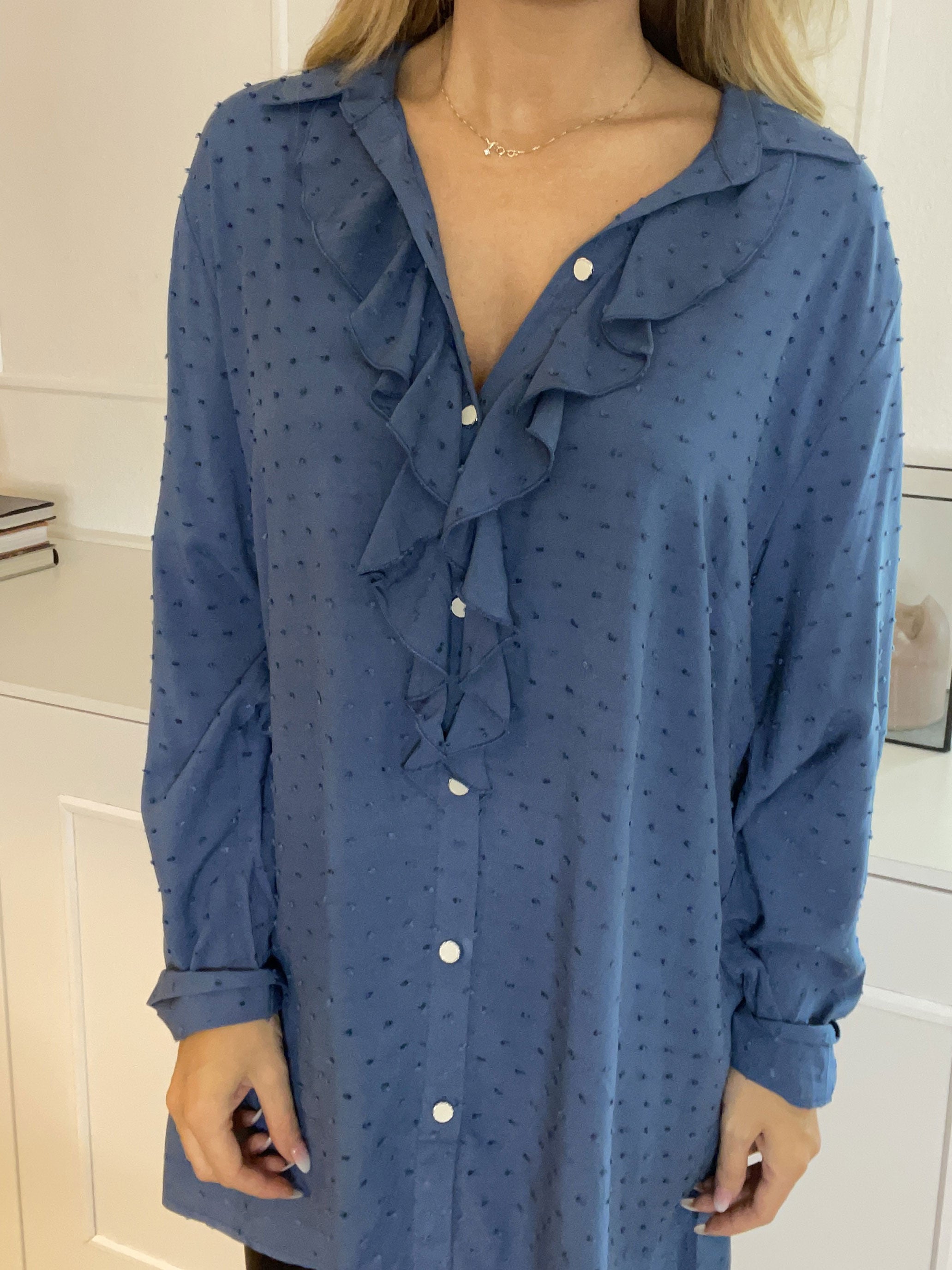Zandra - Vacker skjorta med volang och prickiga detaljer
