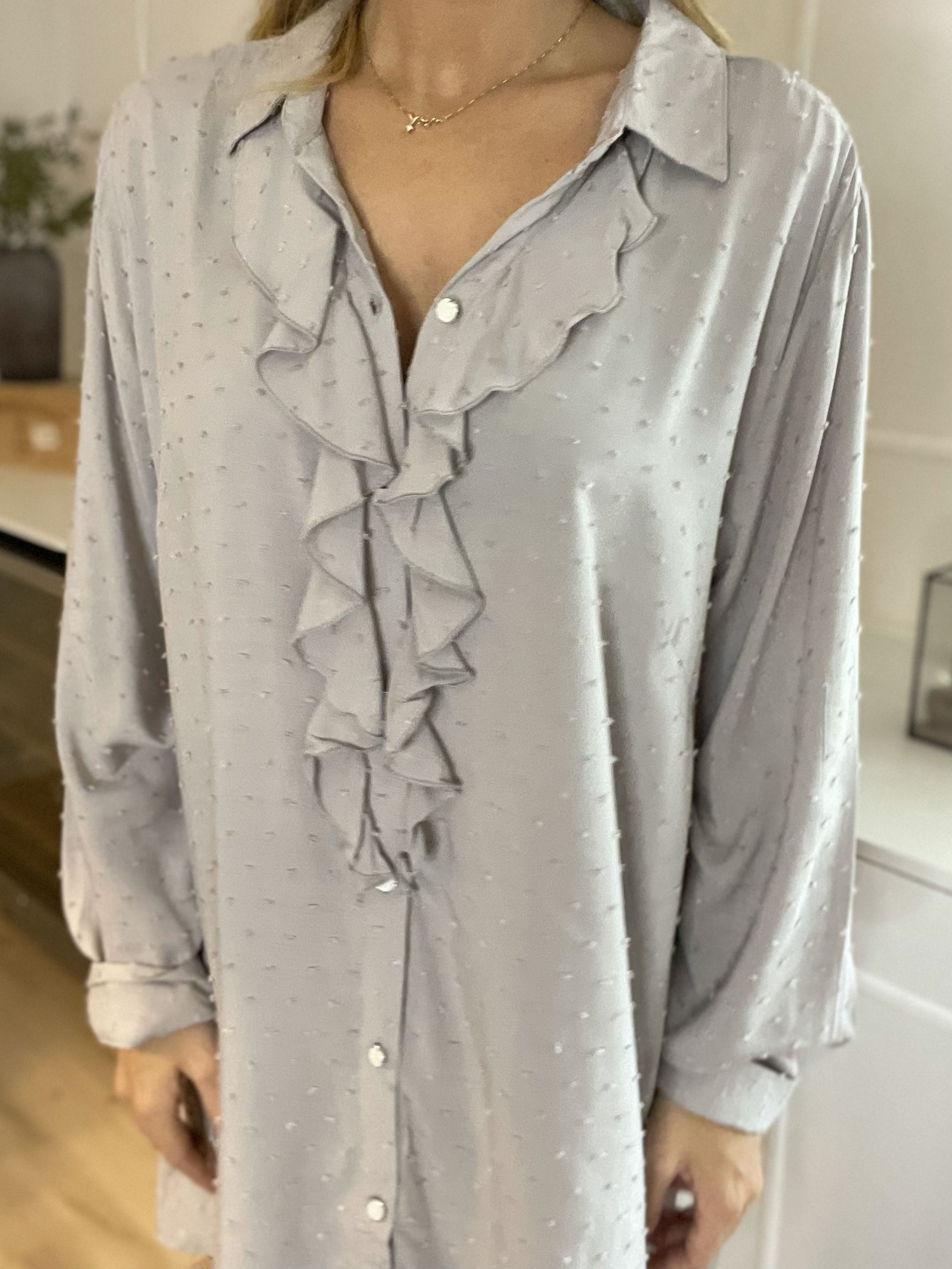 Zandra - Vacker skjorta med volang och prickiga detaljer