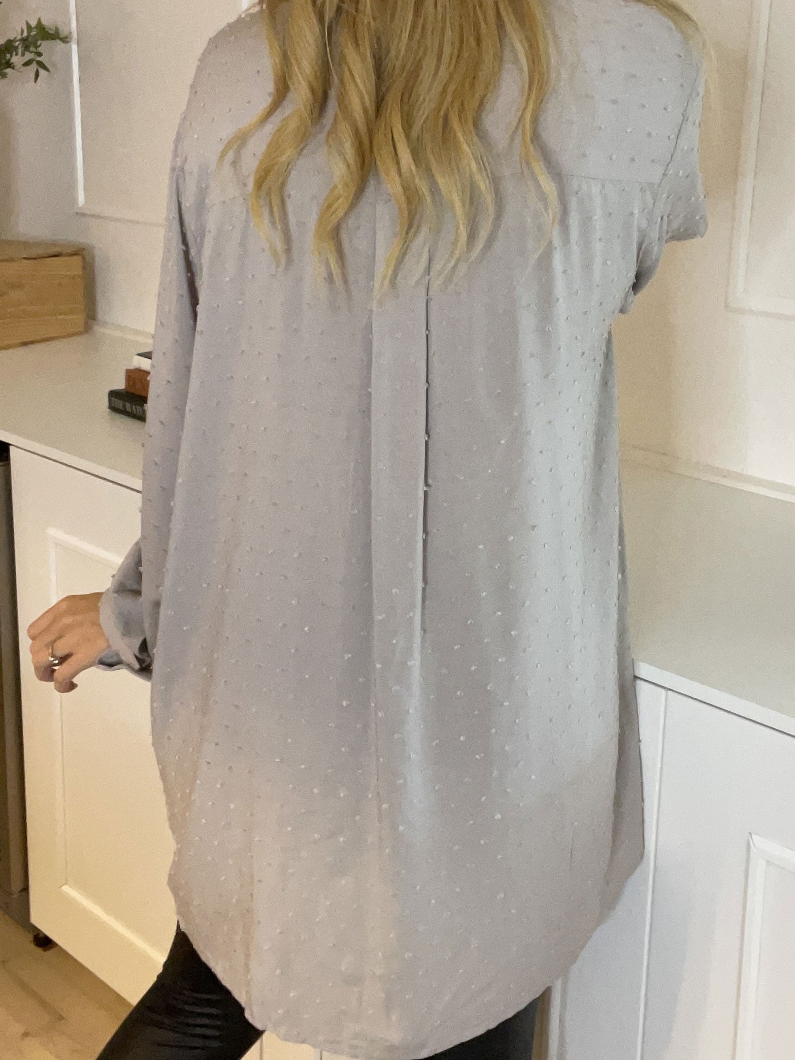 Zandra - Vacker skjorta med volang och prickiga detaljer