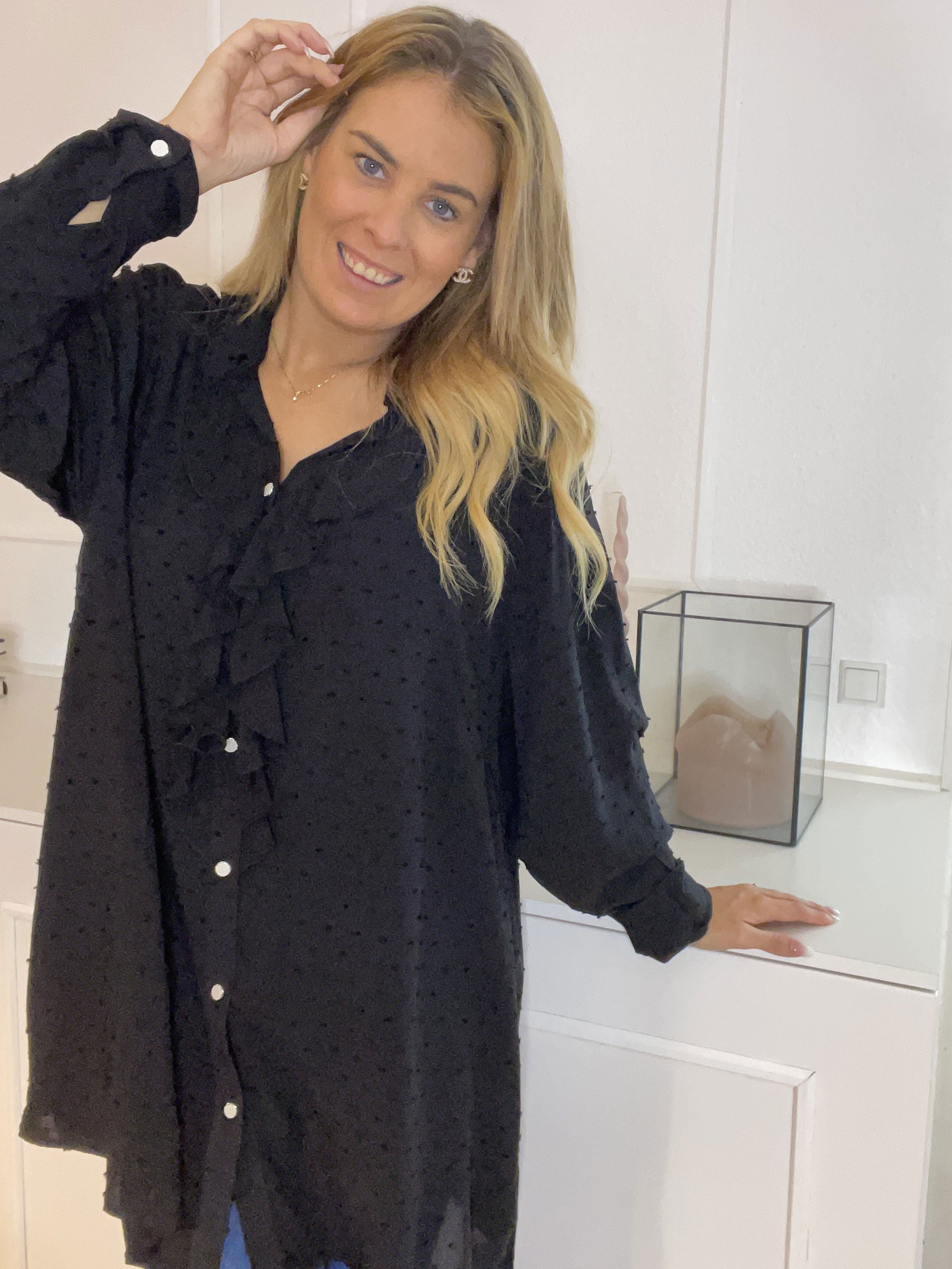 Zandra - Vacker skjorta med volang och prickiga detaljer