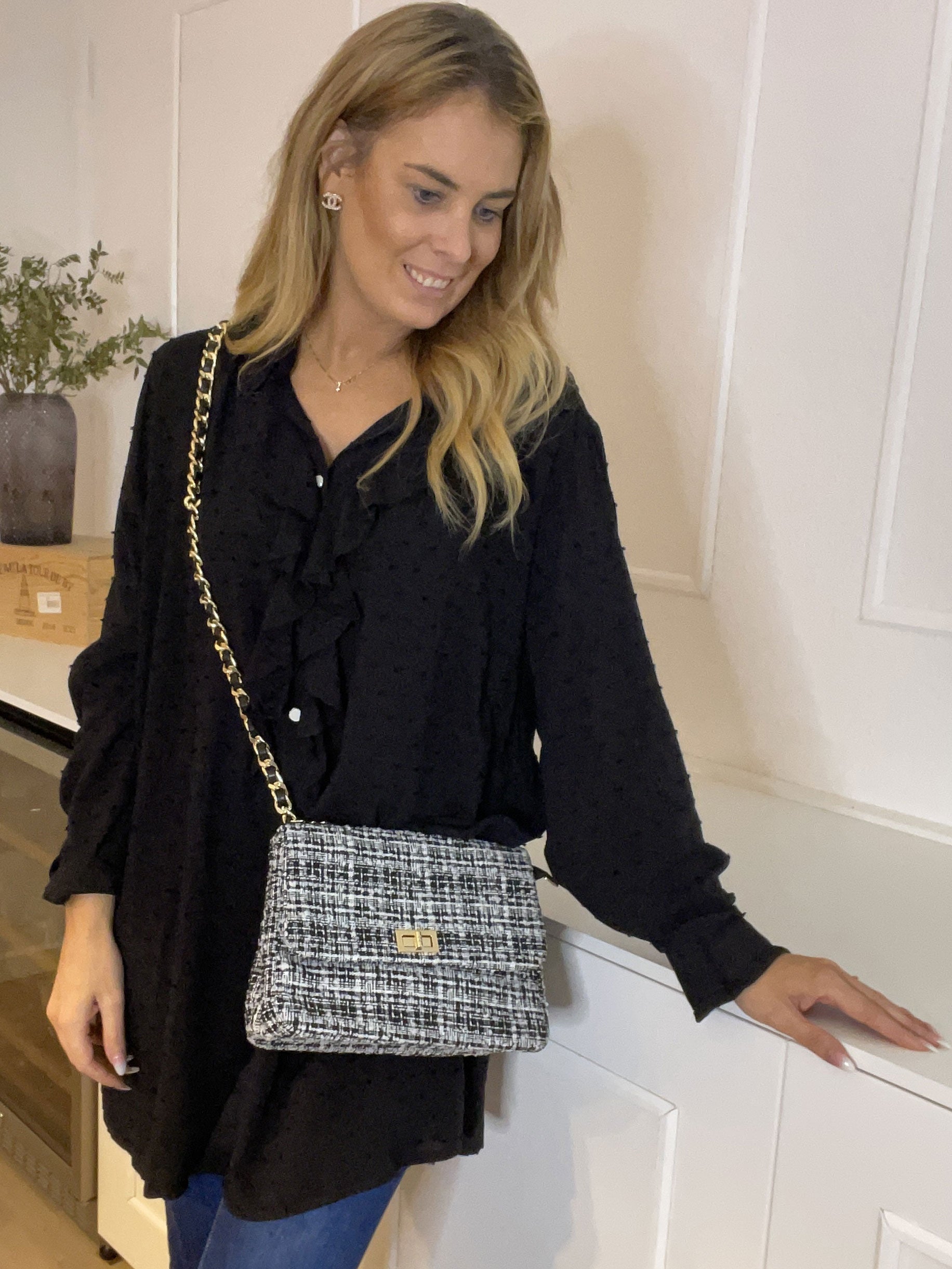 Zandra - Vacker skjorta med volang och prickiga detaljer