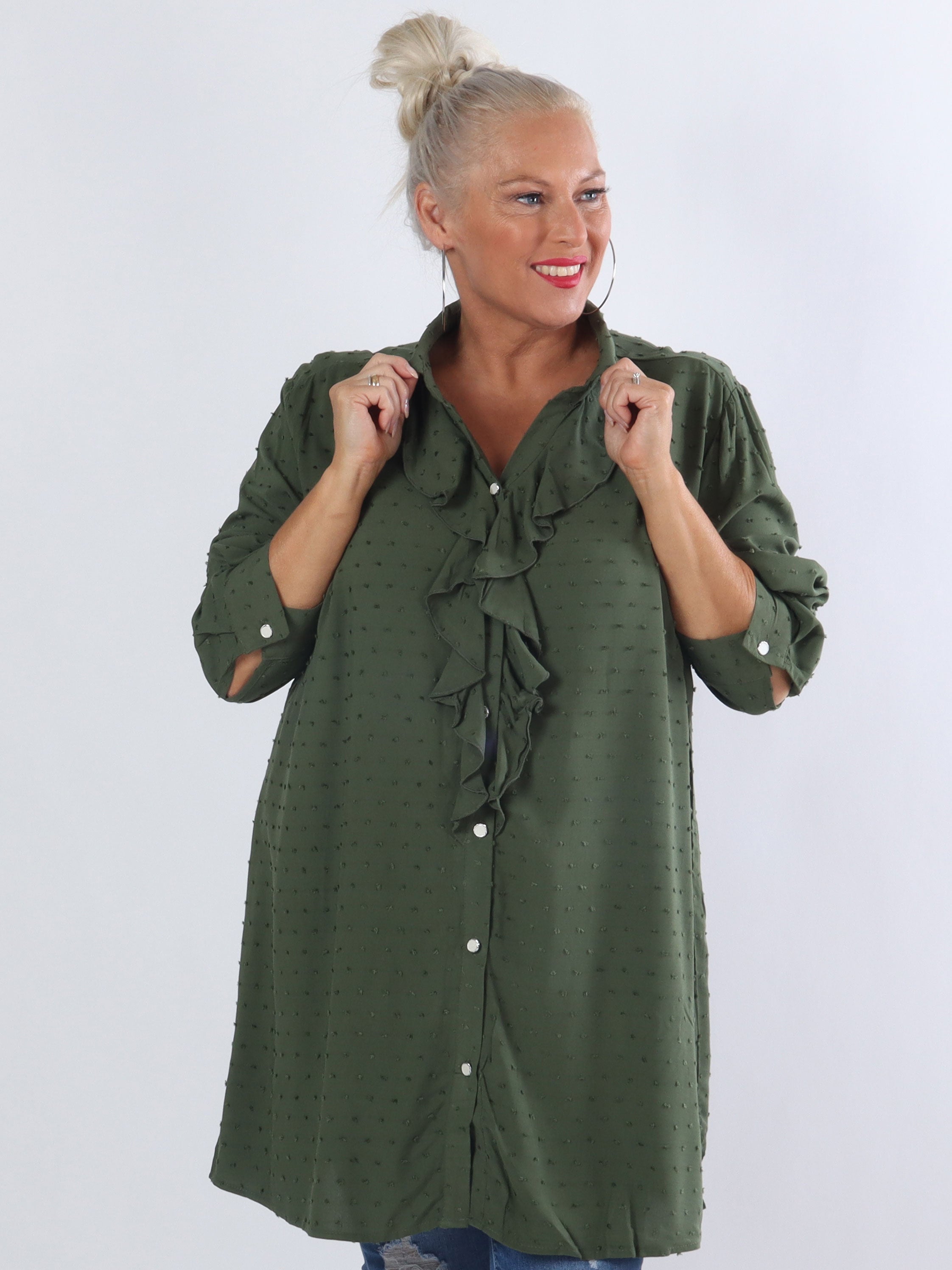 Zandra - Plus size skjorta med volang och prickiga detaljer - Army