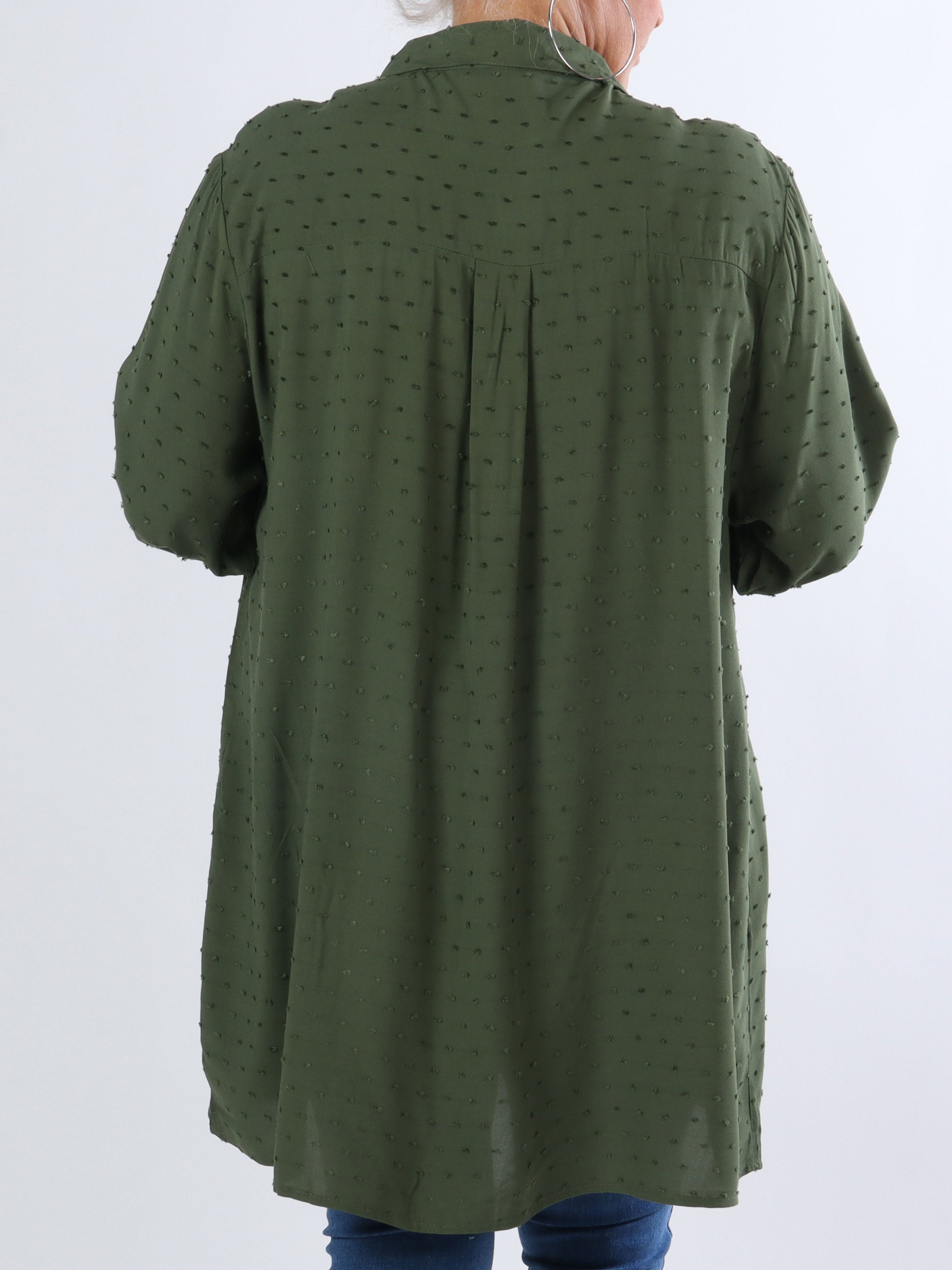 Zandra - Plus size skjorta med volang och prickiga detaljer - Black